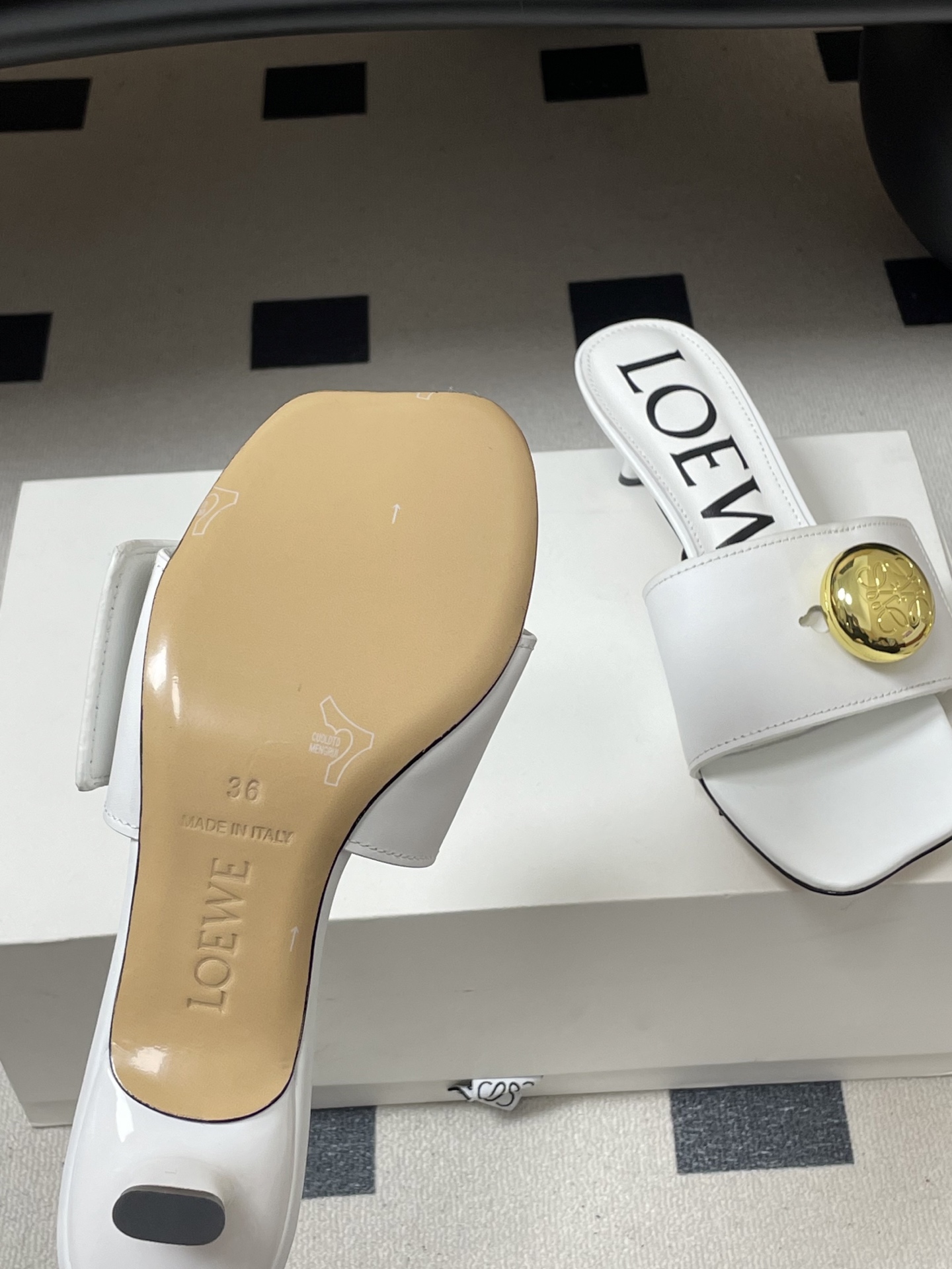 -LOEWE 罗意威 26ss春夏新款 Pebble Anagram大扣子小猫跟拖鞋 小金球一字带凉拖鞋