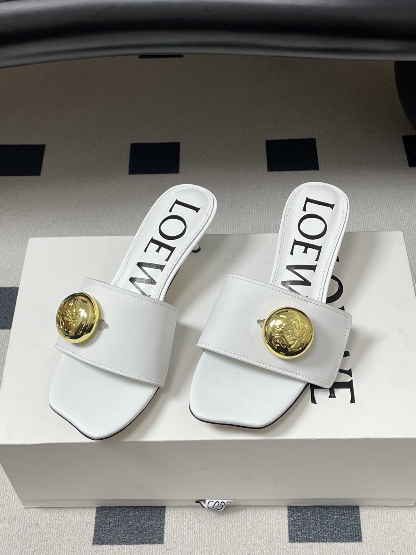 -LOEWE 罗意威 26ss春夏新款 Pebble Anagram大扣子小猫跟拖鞋 小金球一字带凉拖鞋