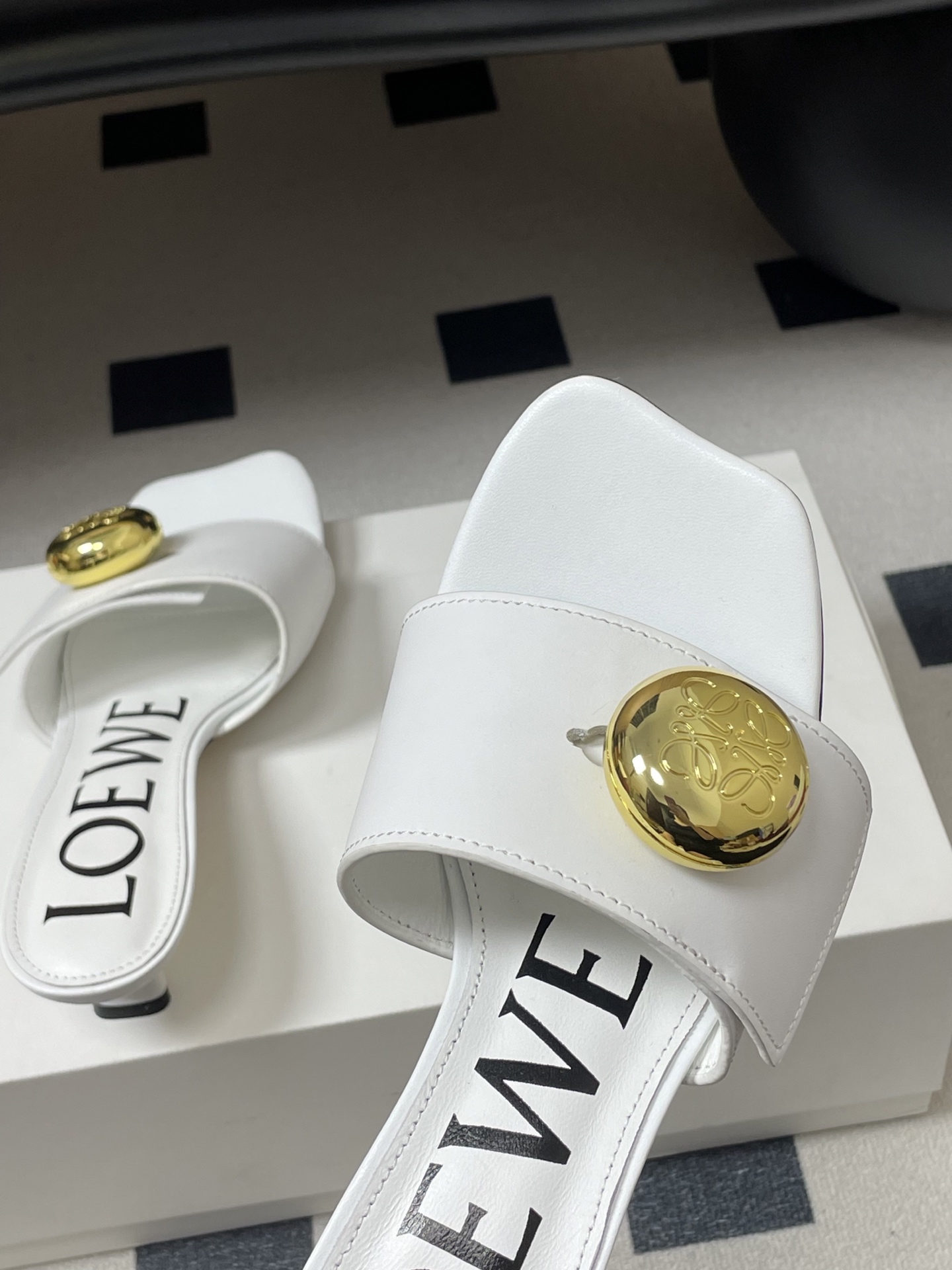 -LOEWE 罗意威 26ss春夏新款 Pebble Anagram大扣子小猫跟拖鞋 小金球一字带凉拖鞋
