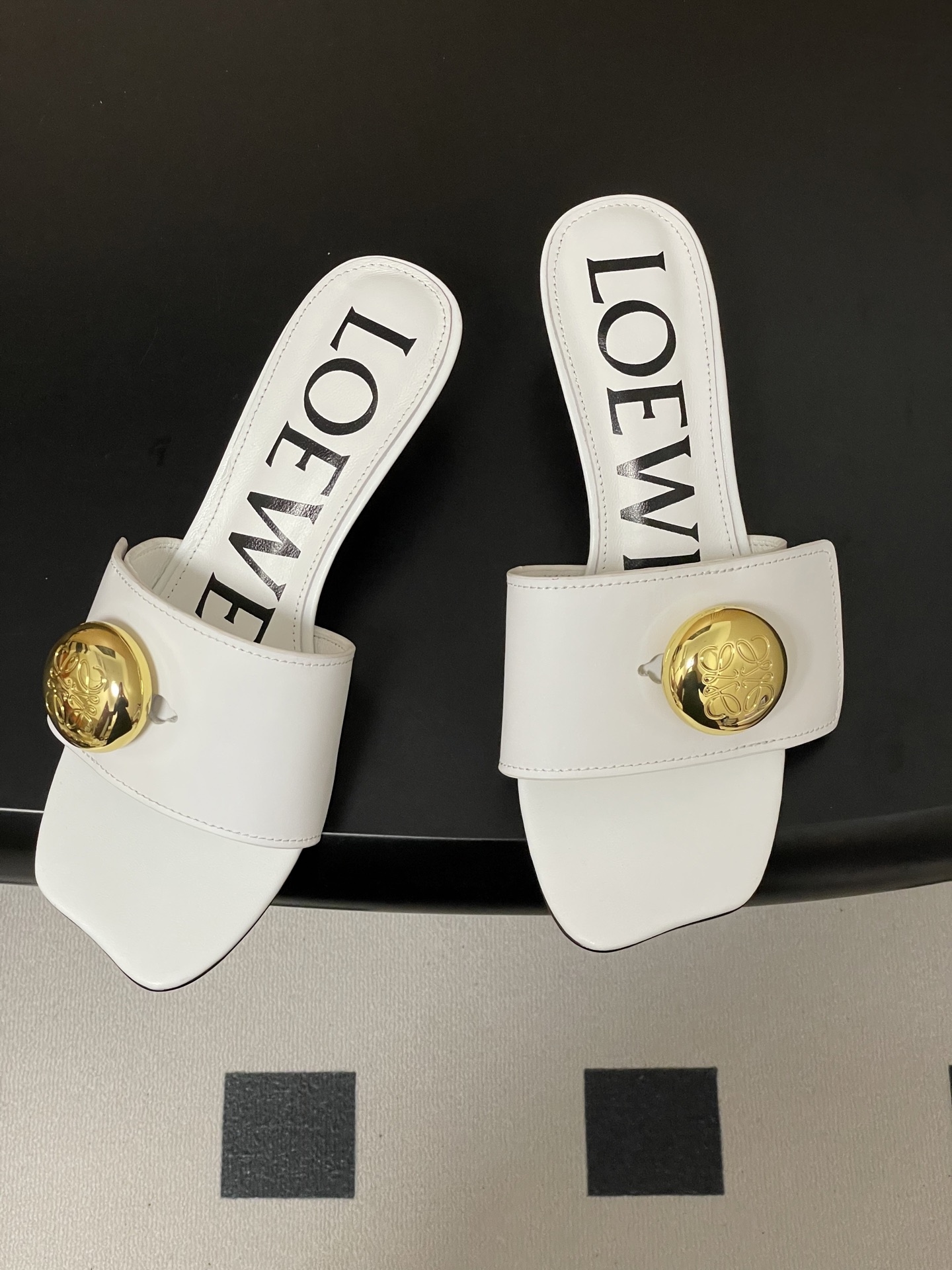 -LOEWE 罗意威 26ss春夏新款 Pebble Anagram大扣子小猫跟拖鞋 小金球一字带凉拖鞋