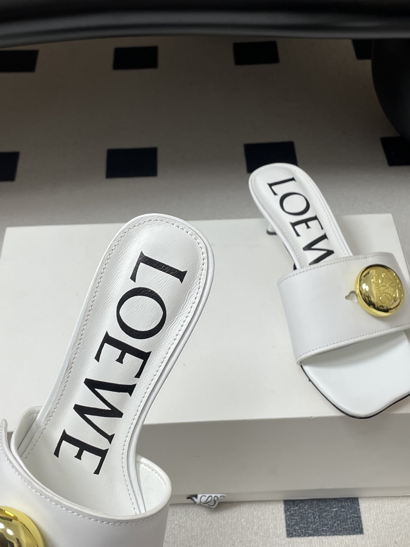 -LOEWE 罗意威 26ss春夏新款 Pebble Anagram大扣子小猫跟拖鞋 小金球一字带凉拖鞋