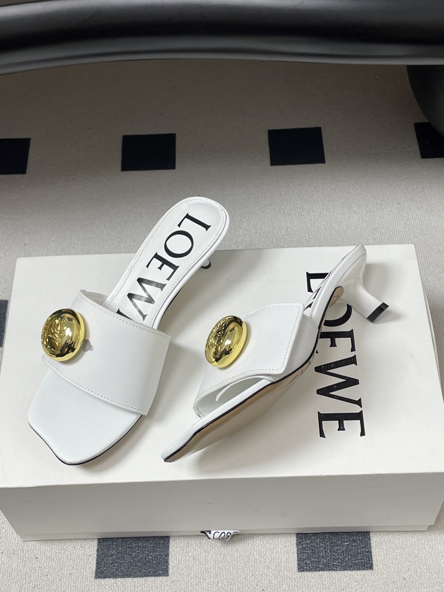 -LOEWE 罗意威 26ss春夏新款 Pebble Anagram大扣子小猫跟拖鞋 小金球一字带凉拖鞋