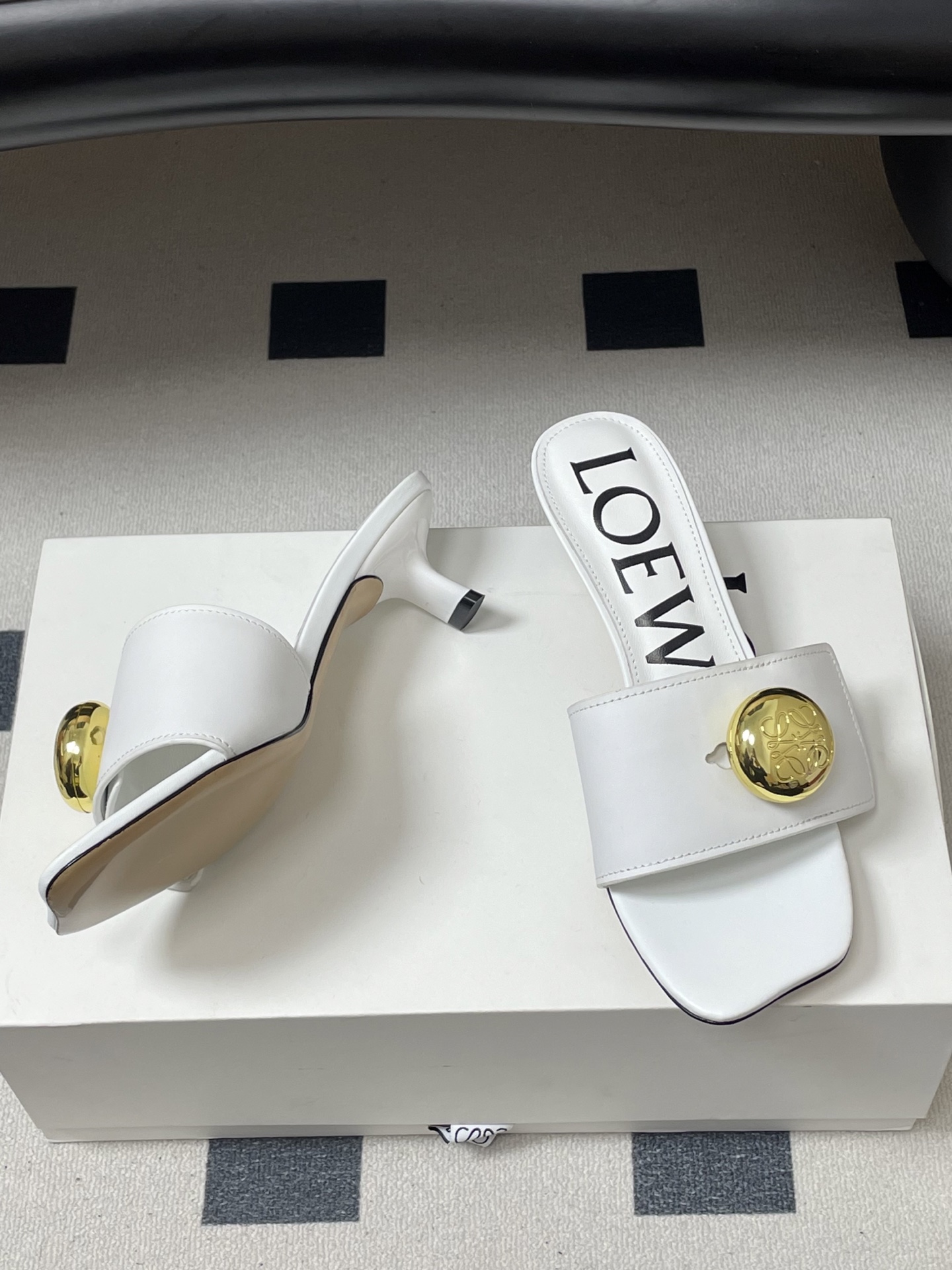 -LOEWE 罗意威 26ss春夏新款 Pebble Anagram大扣子小猫跟拖鞋 小金球一字带凉拖鞋