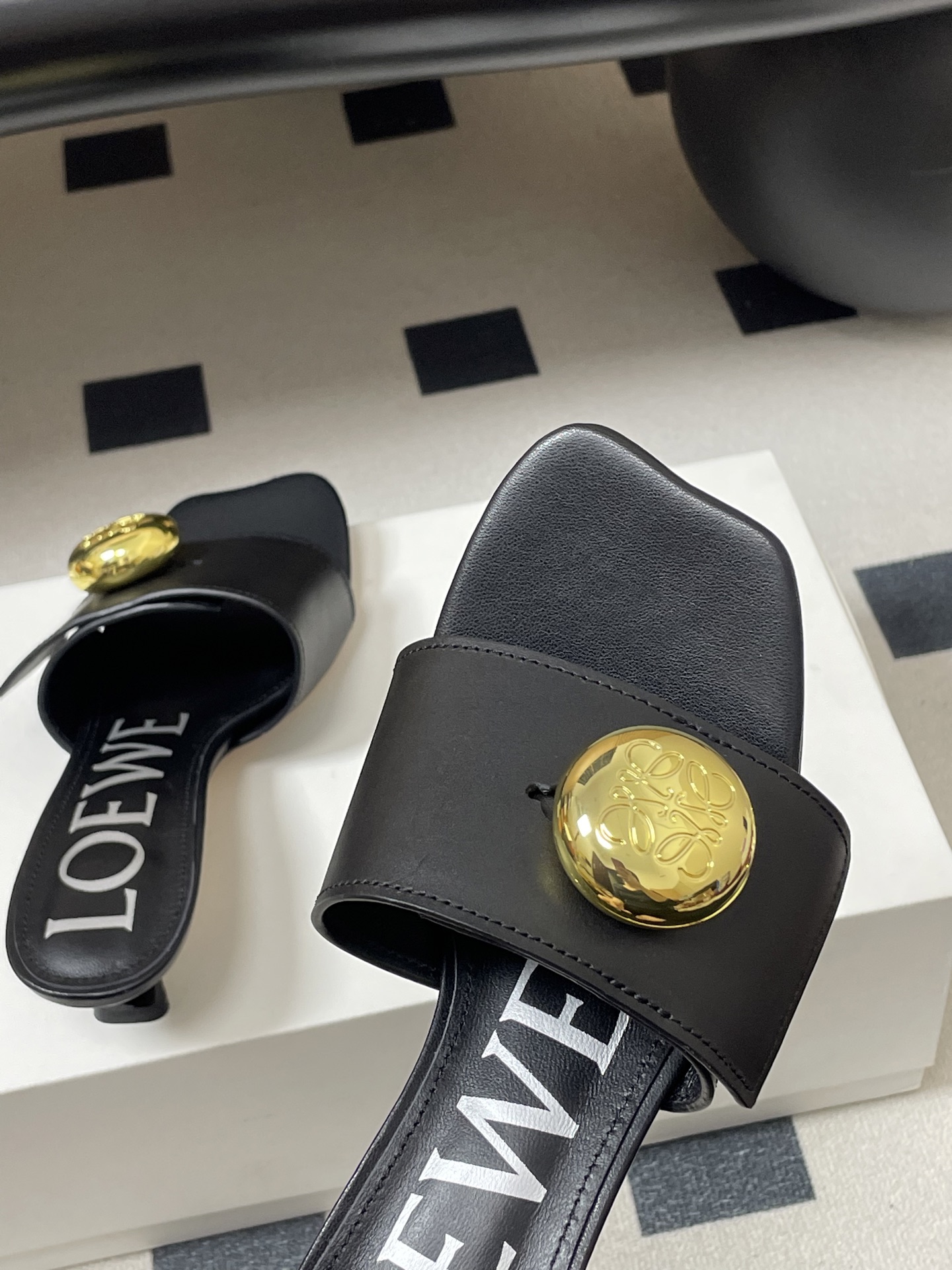 -LOEWE 罗意威 26ss春夏新款 Pebble Anagram大扣子小猫跟拖鞋 小金球一字带凉拖鞋