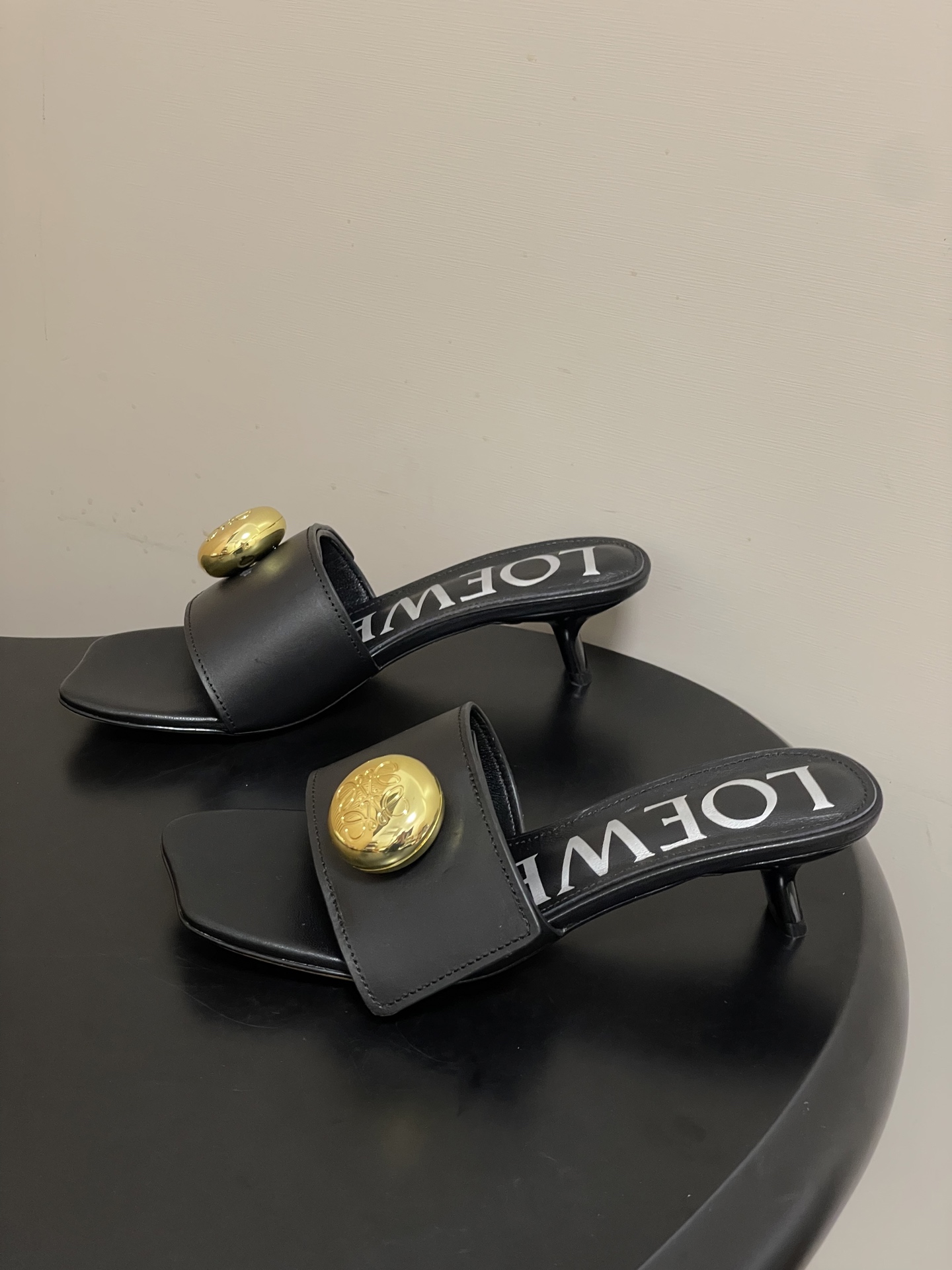 -LOEWE 罗意威 26ss春夏新款 Pebble Anagram大扣子小猫跟拖鞋 小金球一字带凉拖鞋