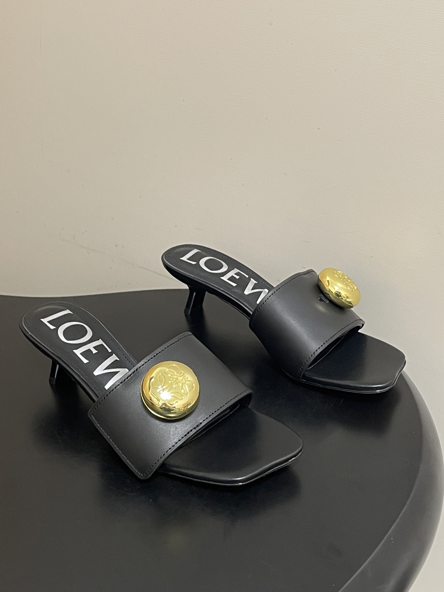 -LOEWE 罗意威 26ss春夏新款 Pebble Anagram大扣子小猫跟拖鞋 小金球一字带凉拖鞋