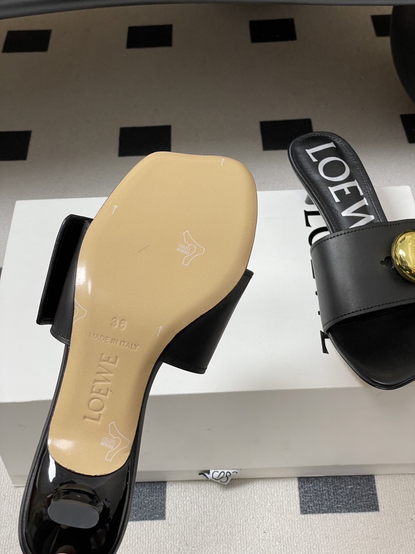 -LOEWE 罗意威 26ss春夏新款 Pebble Anagram大扣子小猫跟拖鞋 小金球一字带凉拖鞋