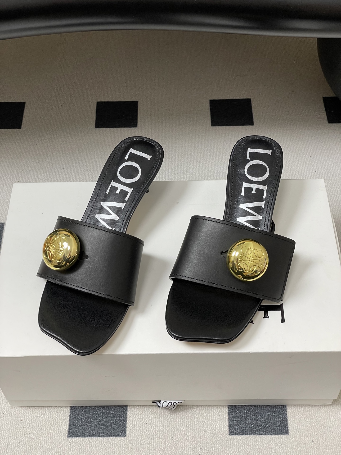 -LOEWE 罗意威 26ss春夏新款 Pebble Anagram大扣子小猫跟拖鞋 小金球一字带凉拖鞋