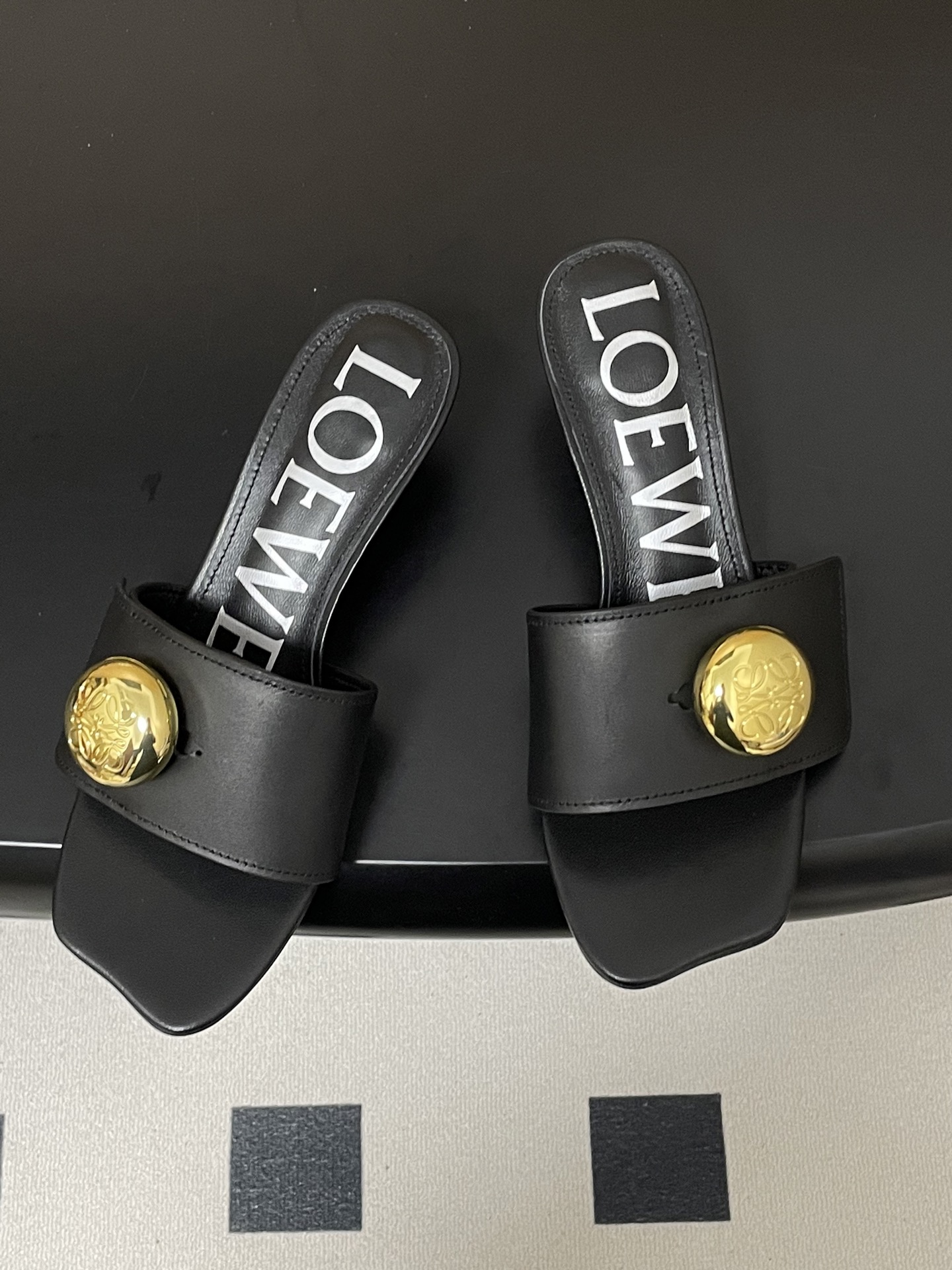 -LOEWE 罗意威 26ss春夏新款 Pebble Anagram大扣子小猫跟拖鞋 小金球一字带凉拖鞋