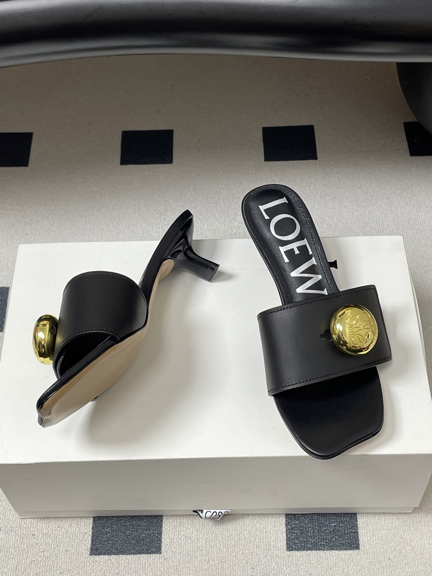 -LOEWE 罗意威 26ss春夏新款 Pebble Anagram大扣子小猫跟拖鞋 小金球一字带凉拖鞋