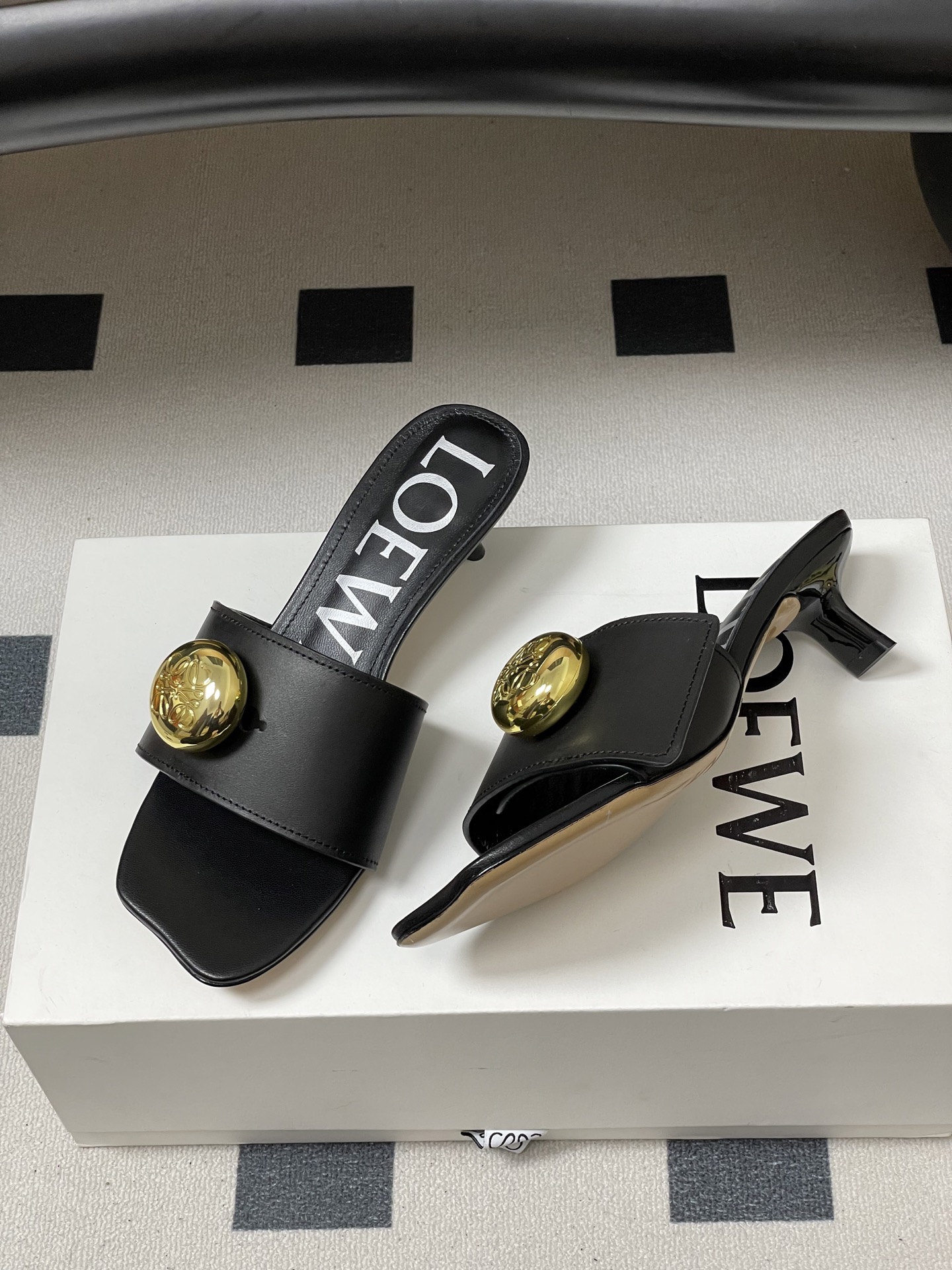 -LOEWE 罗意威 26ss春夏新款 Pebble Anagram大扣子小猫跟拖鞋 小金球一字带凉拖鞋