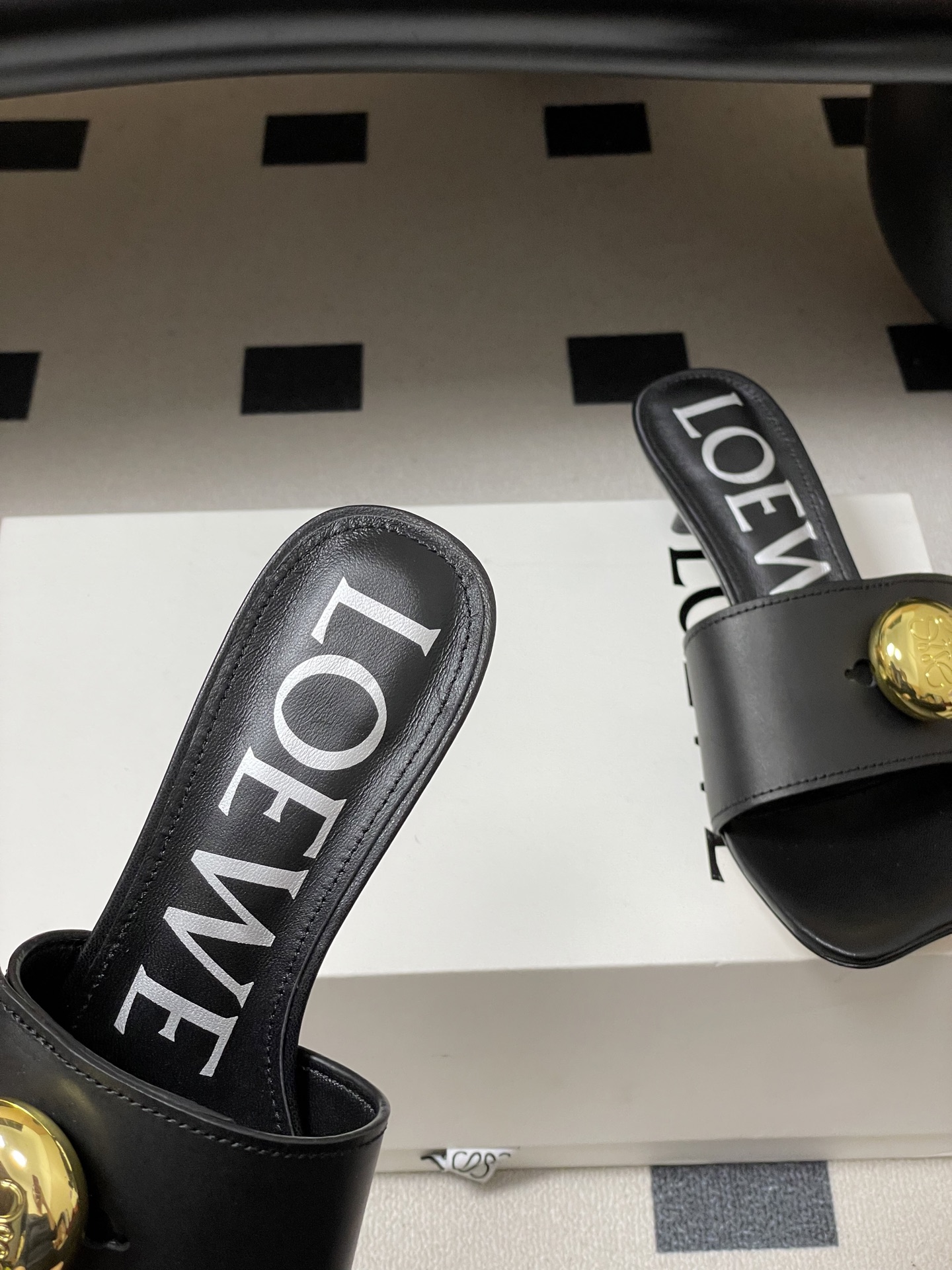 -LOEWE 罗意威 26ss春夏新款 Pebble Anagram大扣子小猫跟拖鞋 小金球一字带凉拖鞋