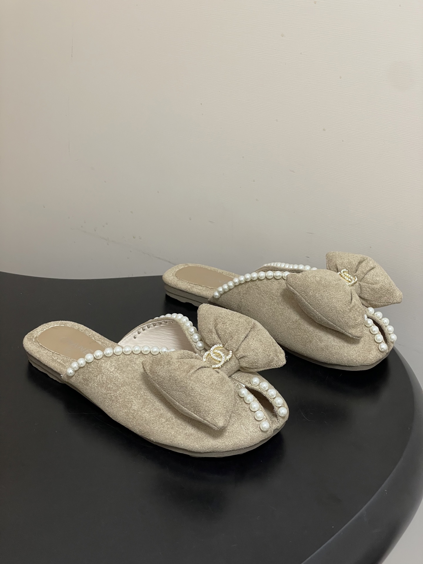 -26Ss春夏新款Chanel 小香 度假风 双C钻扣大蝴蝶结珍珠凉拖鞋嗲嗲的蝴蝶结凉拖鞋，俏皮又不失千