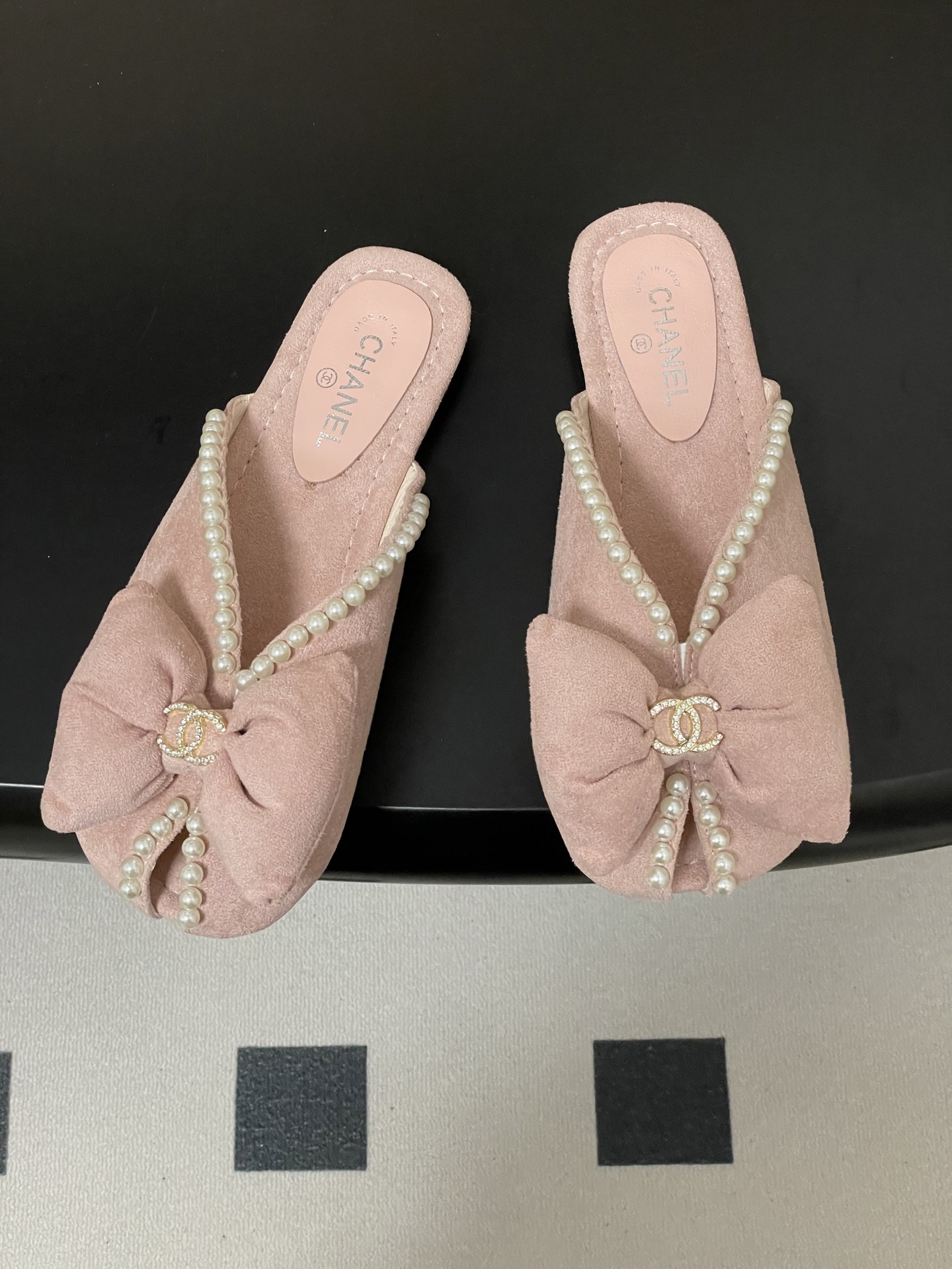 -26Ss春夏新款Chanel 小香 度假风 双C钻扣大蝴蝶结珍珠凉拖鞋嗲嗲的蝴蝶结凉拖鞋，俏皮又不失千