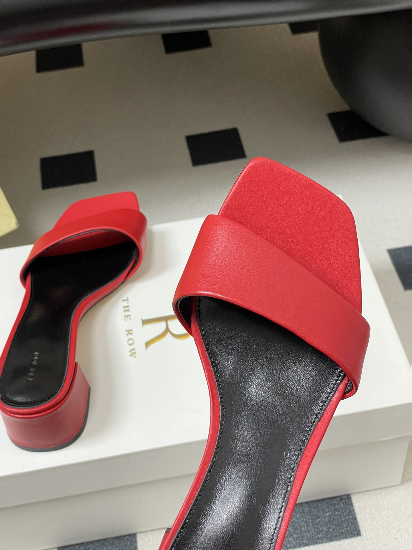 -THE ROW 26春夏新款TR简易方头一字带粗跟凉拖鞋第一眼看到这个鞋子就爱上了，带点复古味随性搭配