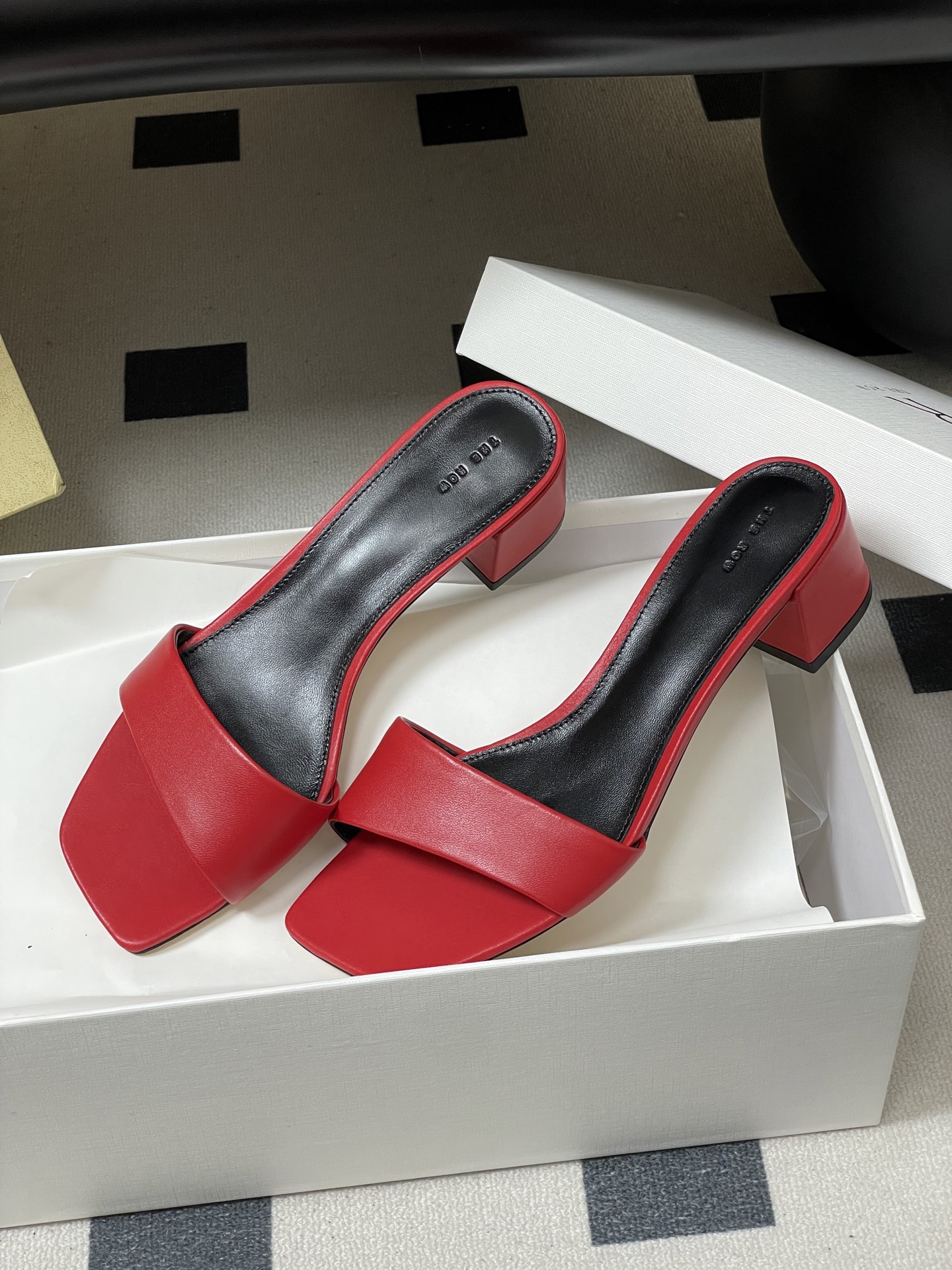 -THE ROW 26春夏新款TR简易方头一字带粗跟凉拖鞋第一眼看到这个鞋子就爱上了，带点复古味随性搭配