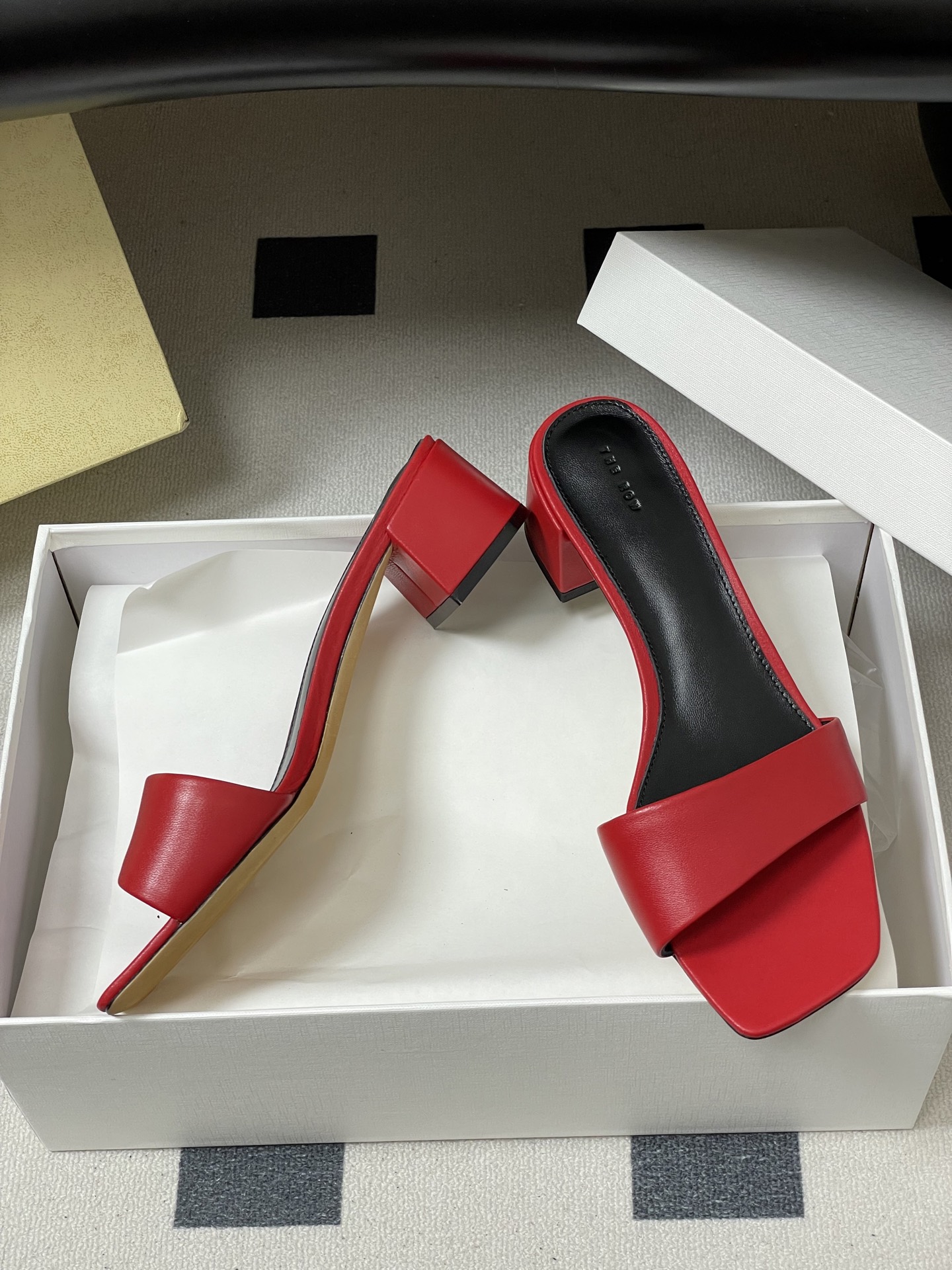 -THE ROW 26春夏新款TR简易方头一字带粗跟凉拖鞋第一眼看到这个鞋子就爱上了，带点复古味随性搭配