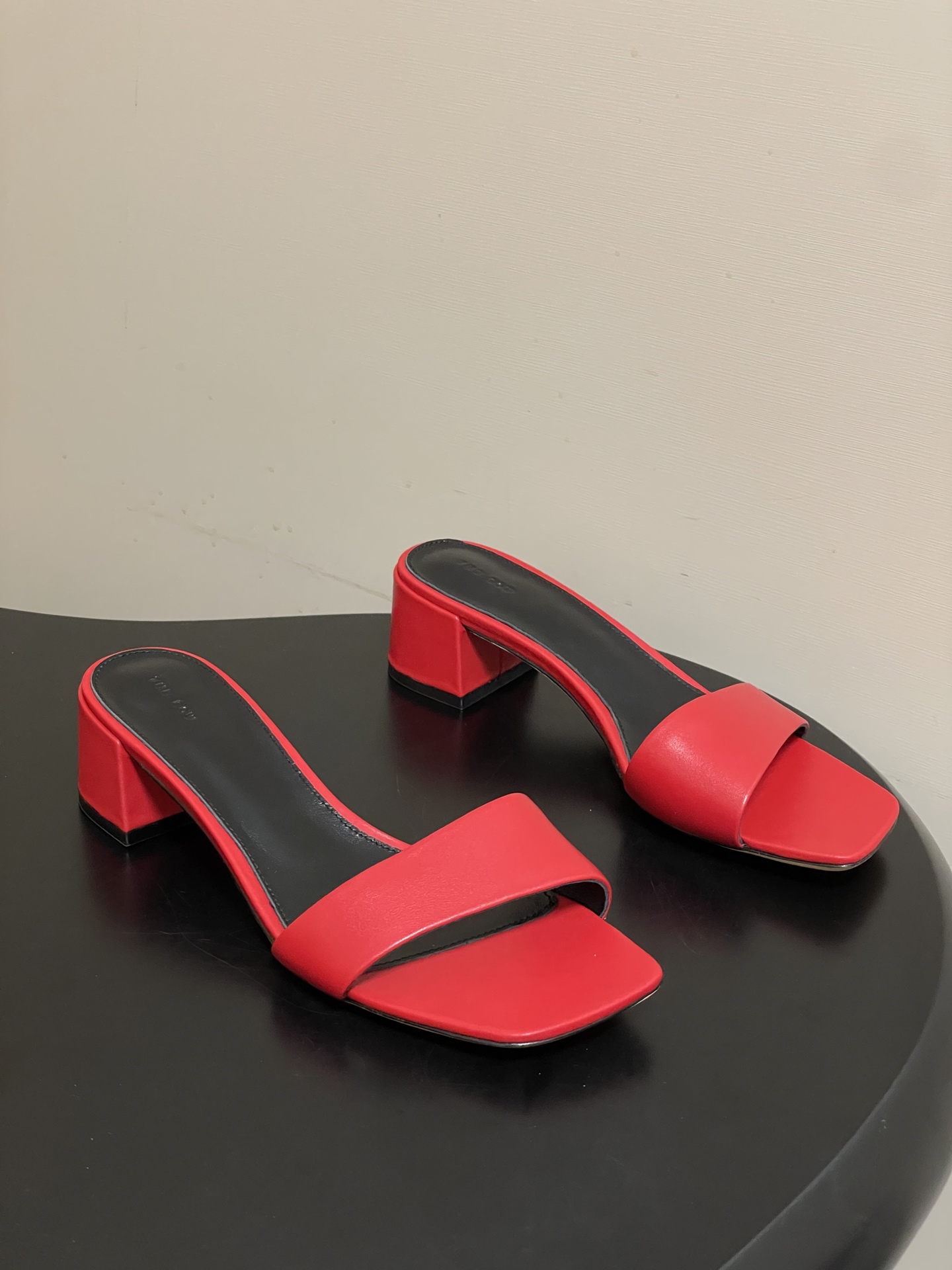 -THE ROW 26春夏新款TR简易方头一字带粗跟凉拖鞋第一眼看到这个鞋子就爱上了，带点复古味随性搭配