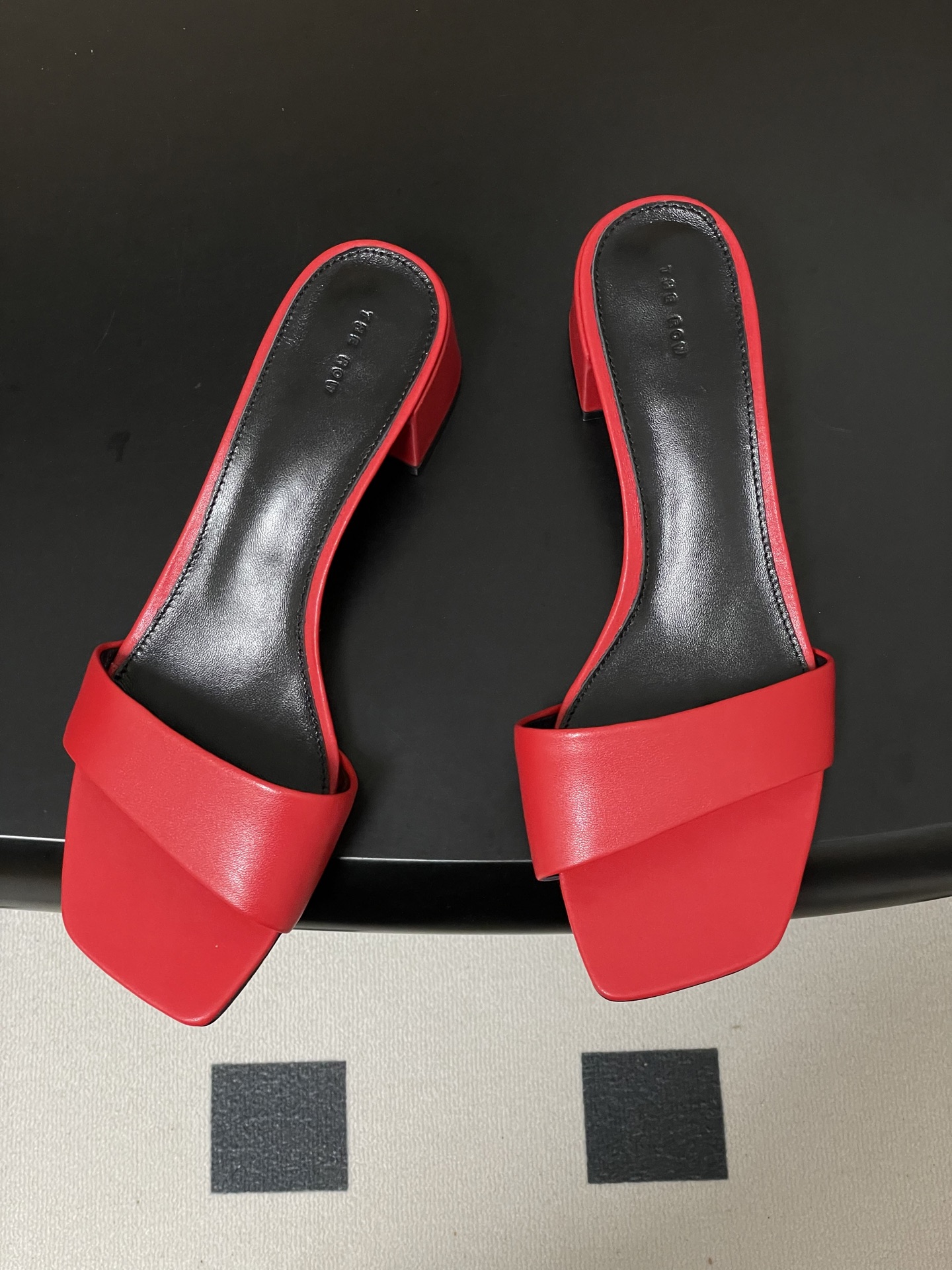 -THE ROW 26春夏新款TR简易方头一字带粗跟凉拖鞋第一眼看到这个鞋子就爱上了，带点复古味随性搭配