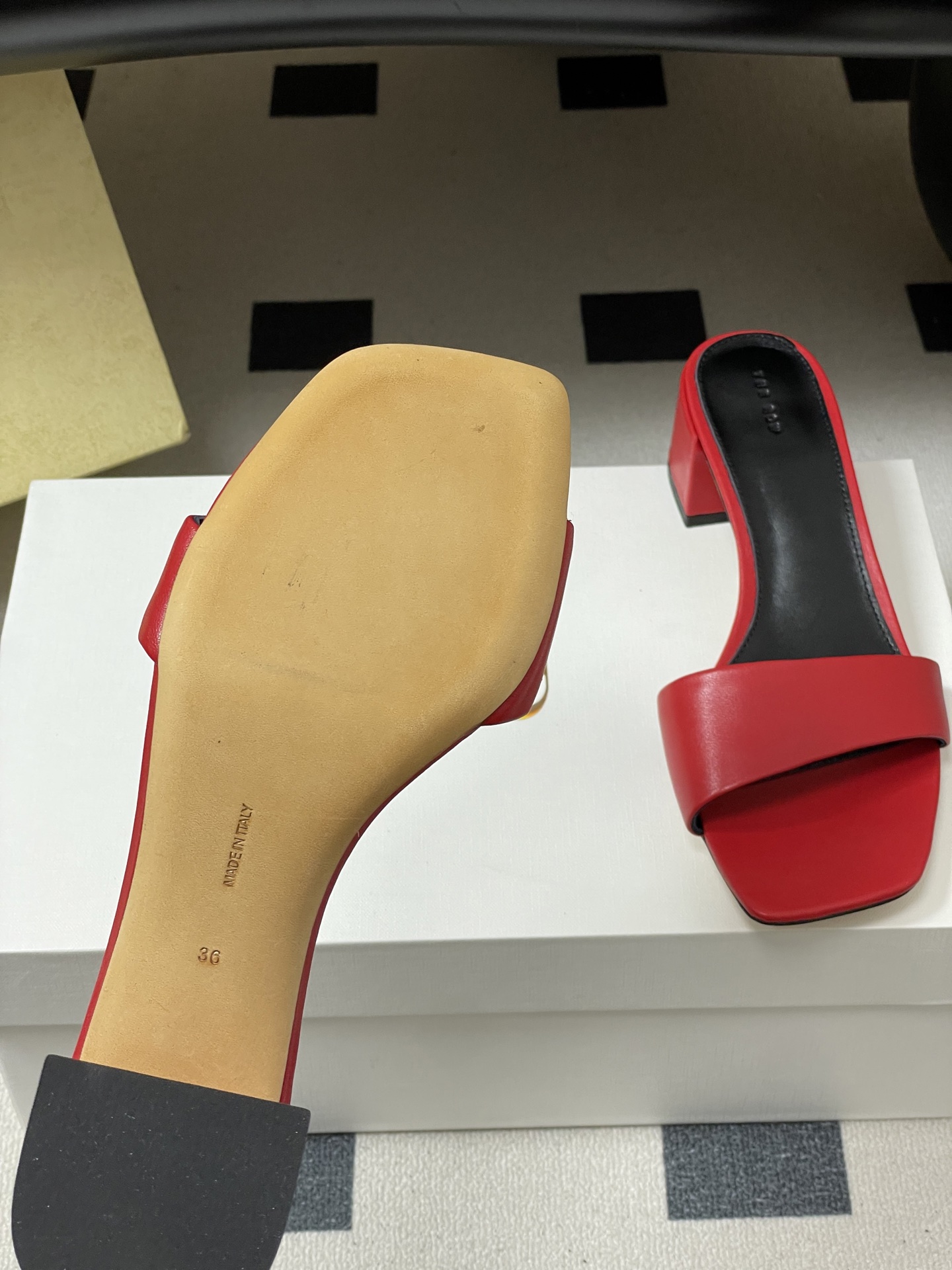 -THE ROW 26春夏新款TR简易方头一字带粗跟凉拖鞋第一眼看到这个鞋子就爱上了，带点复古味随性搭配