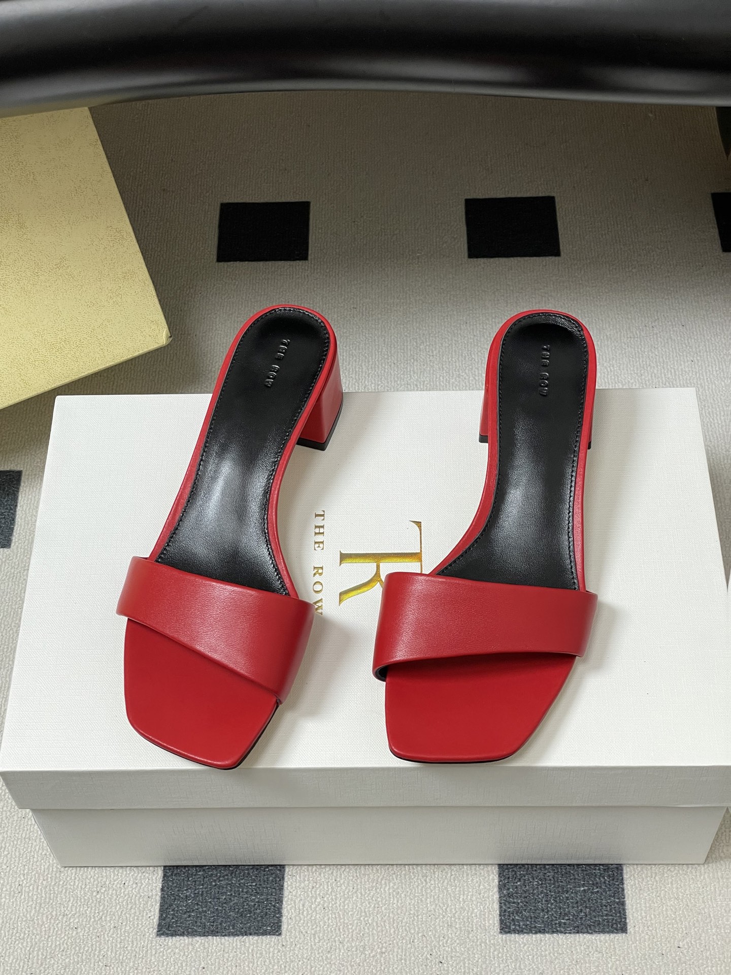 -THE ROW 26春夏新款TR简易方头一字带粗跟凉拖鞋第一眼看到这个鞋子就爱上了，带点复古味随性搭配