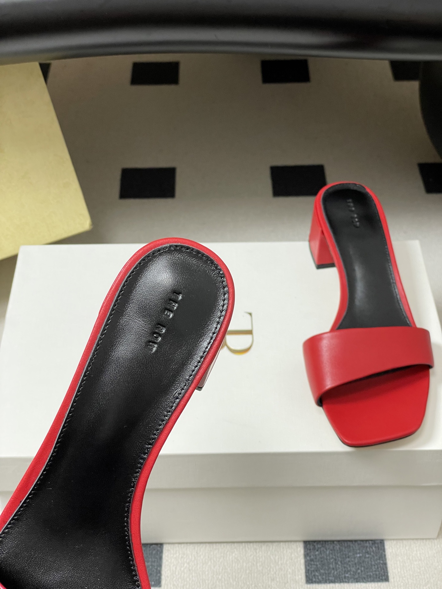 -THE ROW 26春夏新款TR简易方头一字带粗跟凉拖鞋第一眼看到这个鞋子就爱上了，带点复古味随性搭配