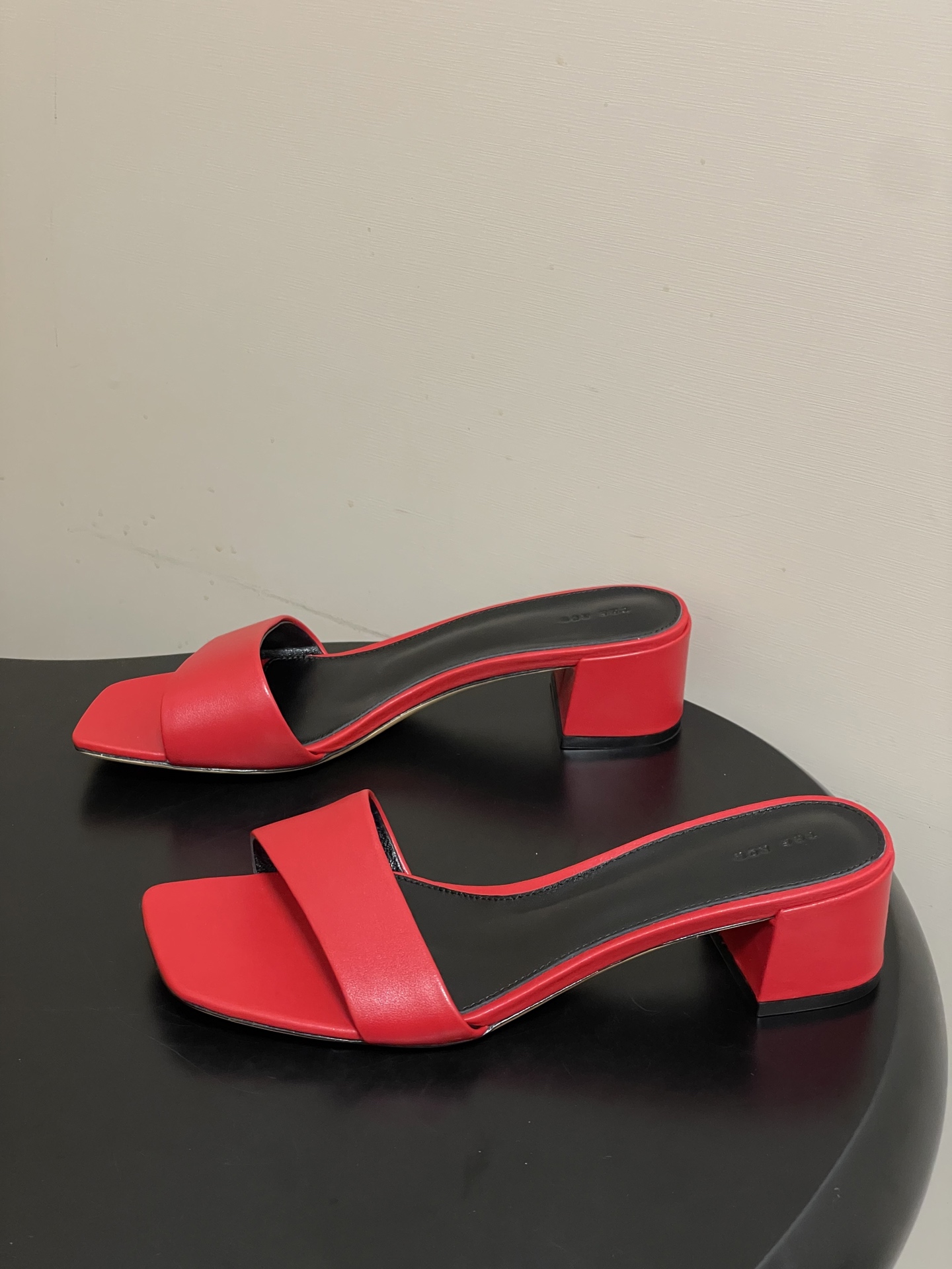 -THE ROW 26春夏新款TR简易方头一字带粗跟凉拖鞋第一眼看到这个鞋子就爱上了，带点复古味随性搭配