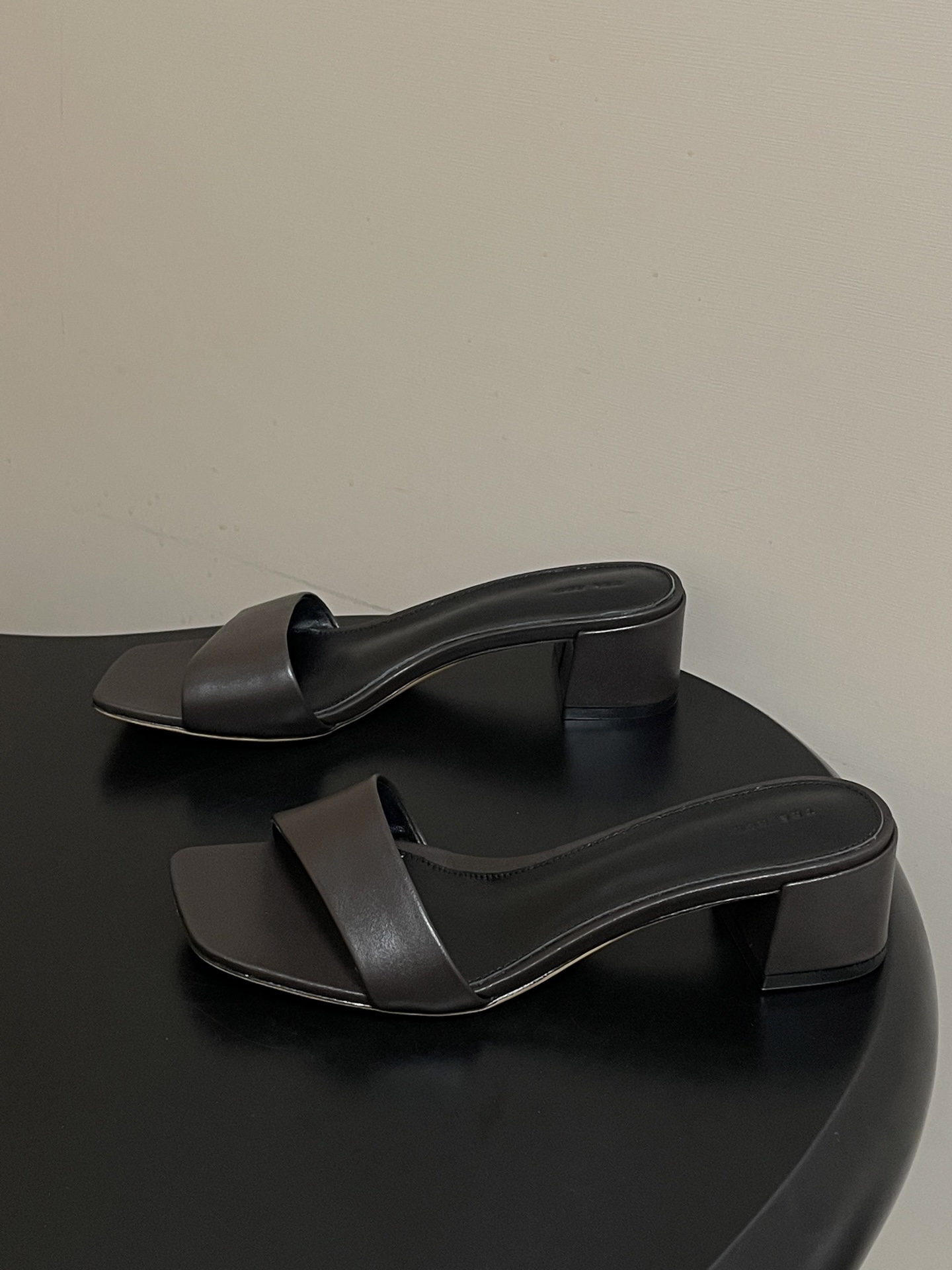 -THE ROW 26春夏新款TR简易方头一字带粗跟凉拖鞋第一眼看到这个鞋子就爱上了，带点复古味随性搭配