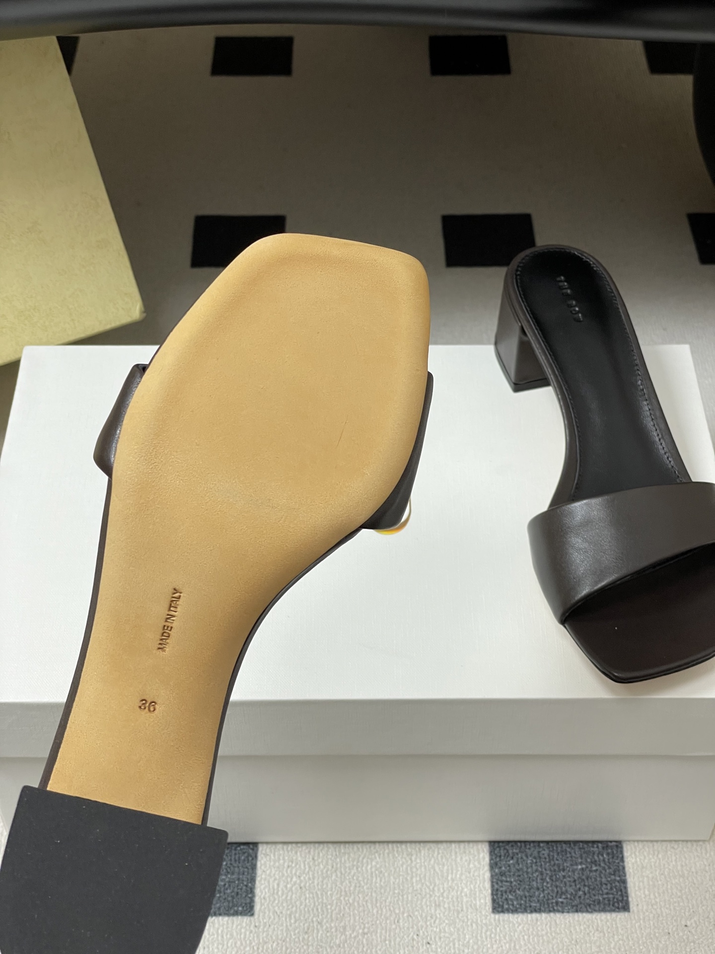 -THE ROW 26春夏新款TR简易方头一字带粗跟凉拖鞋第一眼看到这个鞋子就爱上了，带点复古味随性搭配