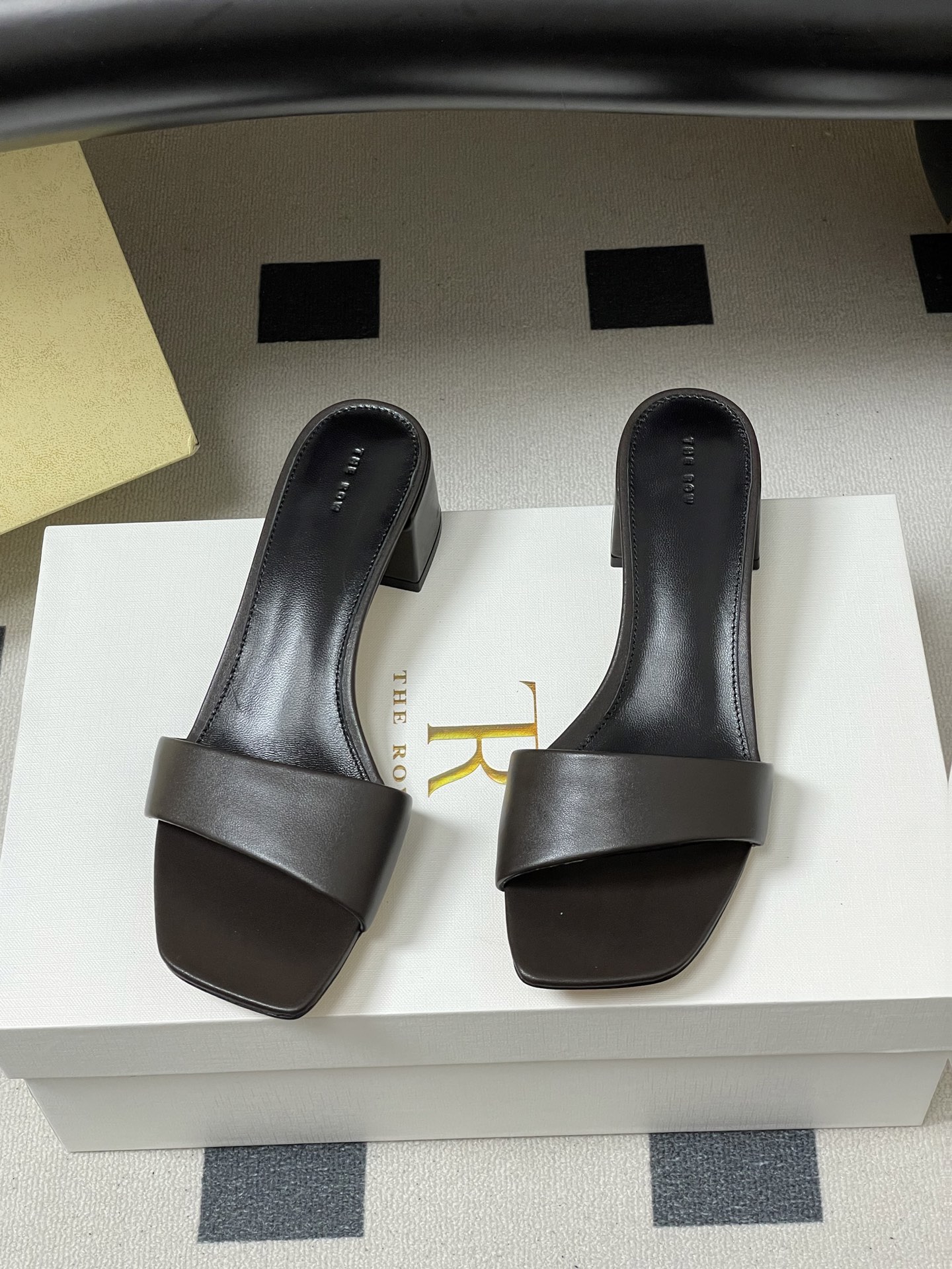 -THE ROW 26春夏新款TR简易方头一字带粗跟凉拖鞋第一眼看到这个鞋子就爱上了，带点复古味随性搭配