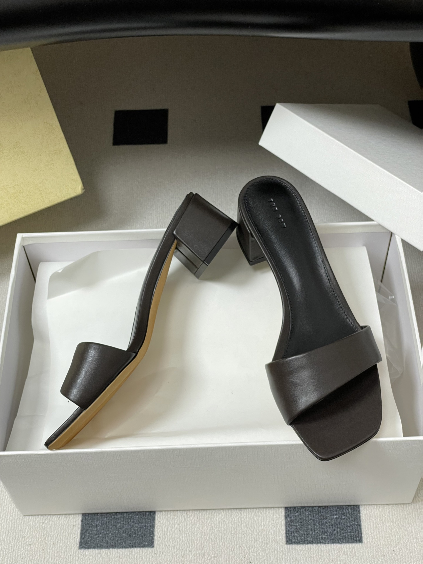 -THE ROW 26春夏新款TR简易方头一字带粗跟凉拖鞋第一眼看到这个鞋子就爱上了，带点复古味随性搭配