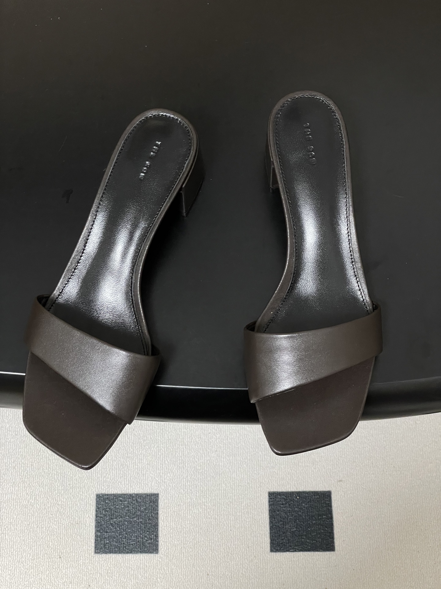 -THE ROW 26春夏新款TR简易方头一字带粗跟凉拖鞋第一眼看到这个鞋子就爱上了，带点复古味随性搭配