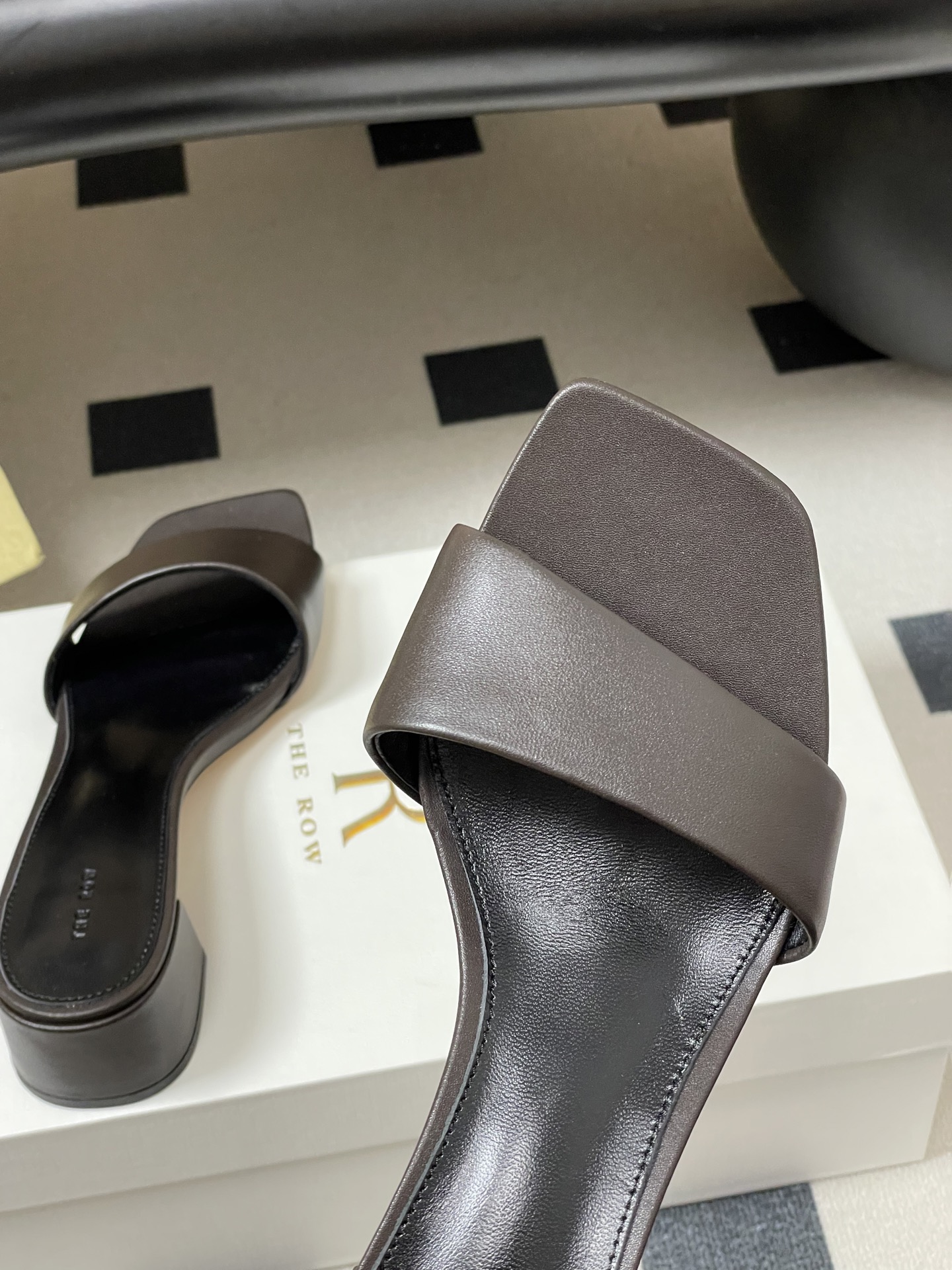 -THE ROW 26春夏新款TR简易方头一字带粗跟凉拖鞋第一眼看到这个鞋子就爱上了，带点复古味随性搭配