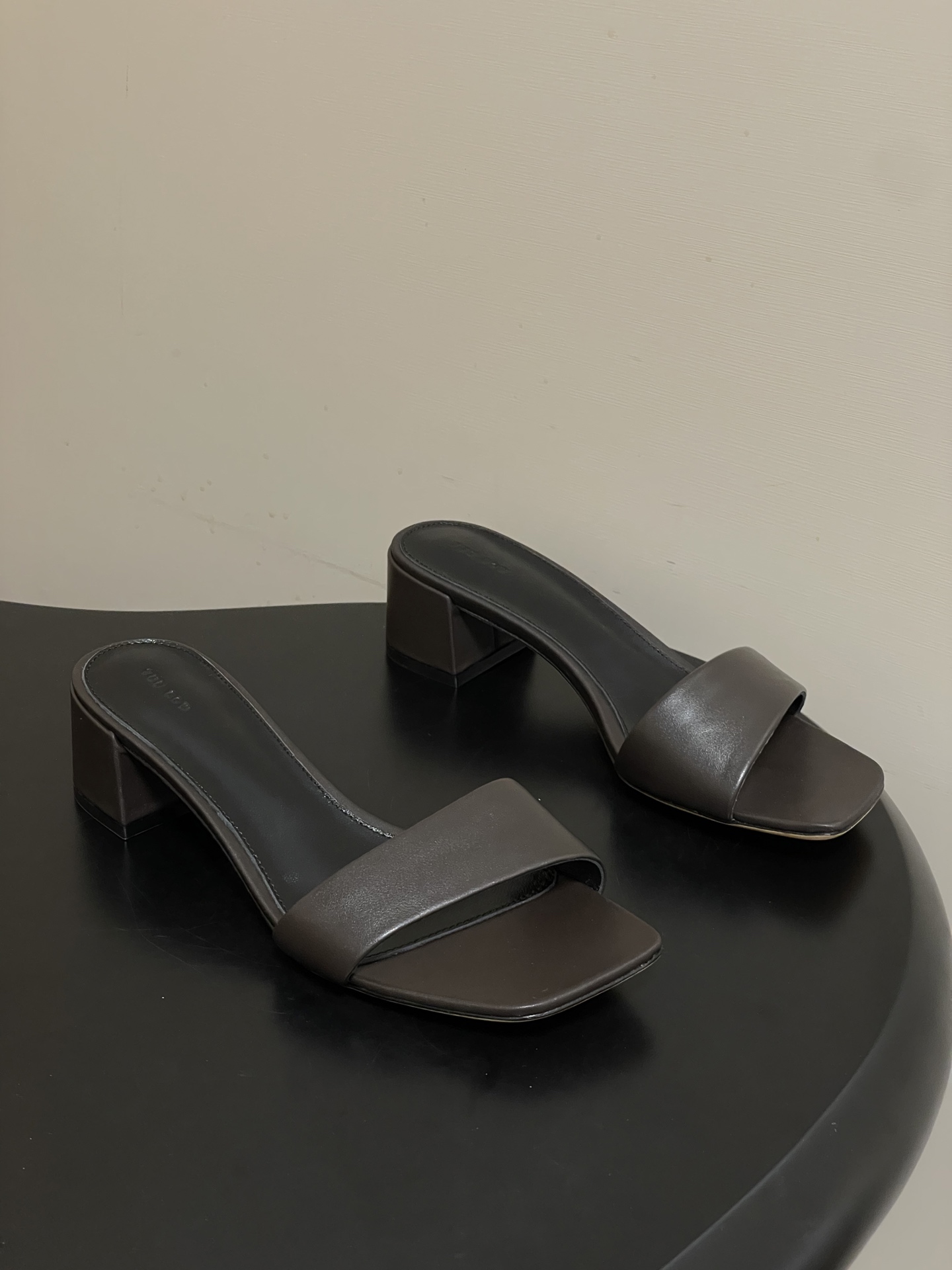 -THE ROW 26春夏新款TR简易方头一字带粗跟凉拖鞋第一眼看到这个鞋子就爱上了，带点复古味随性搭配