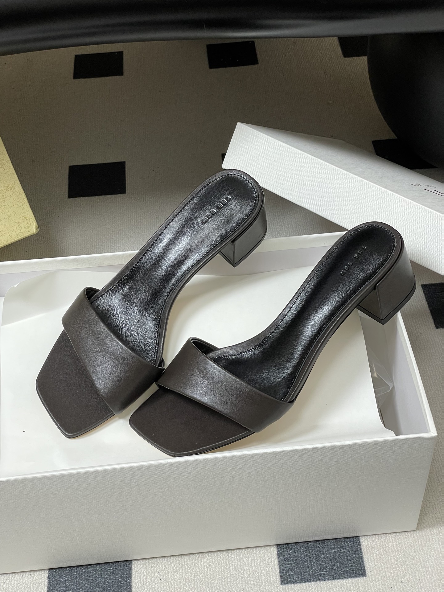 -THE ROW 26春夏新款TR简易方头一字带粗跟凉拖鞋第一眼看到这个鞋子就爱上了，带点复古味随性搭配