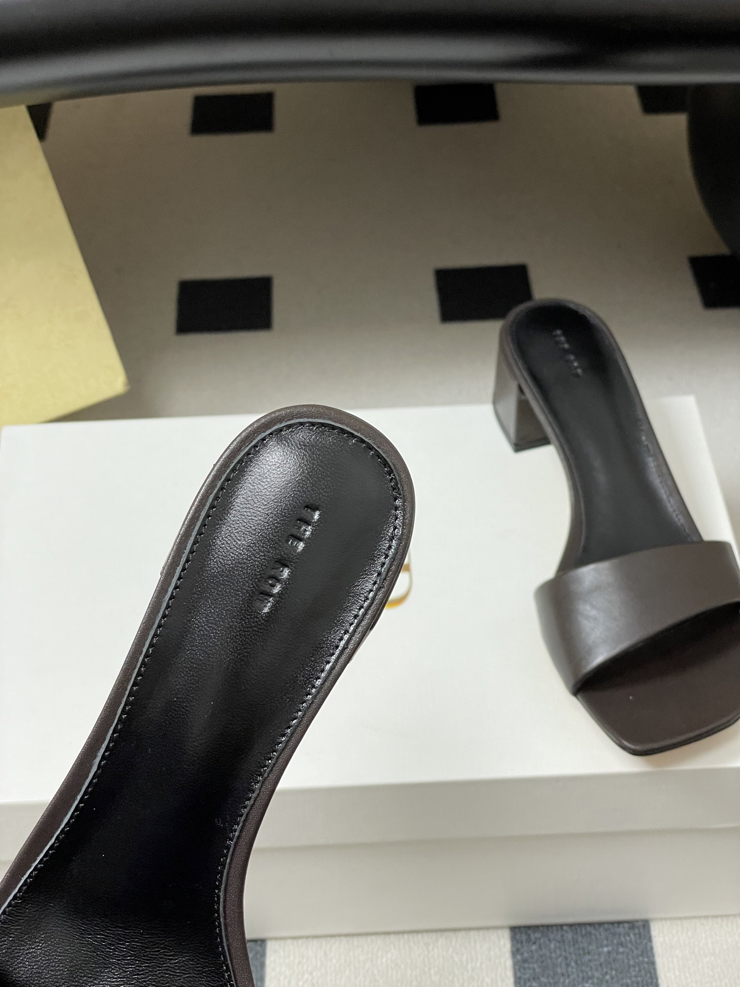 -THE ROW 26春夏新款TR简易方头一字带粗跟凉拖鞋第一眼看到这个鞋子就爱上了，带点复古味随性搭配