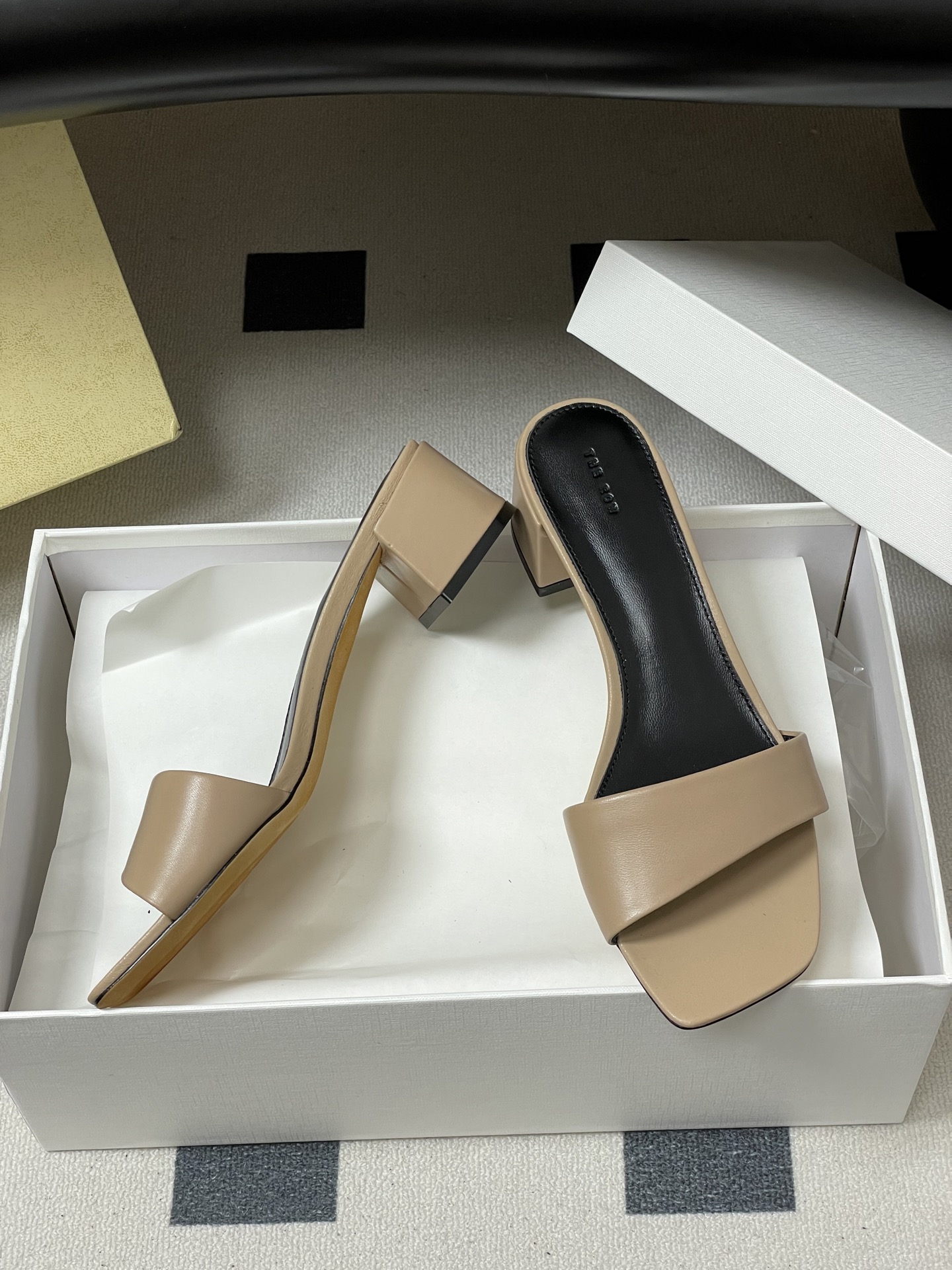 -THE ROW 26春夏新款TR简易方头一字带粗跟凉拖鞋第一眼看到这个鞋子就爱上了，带点复古味随性搭配