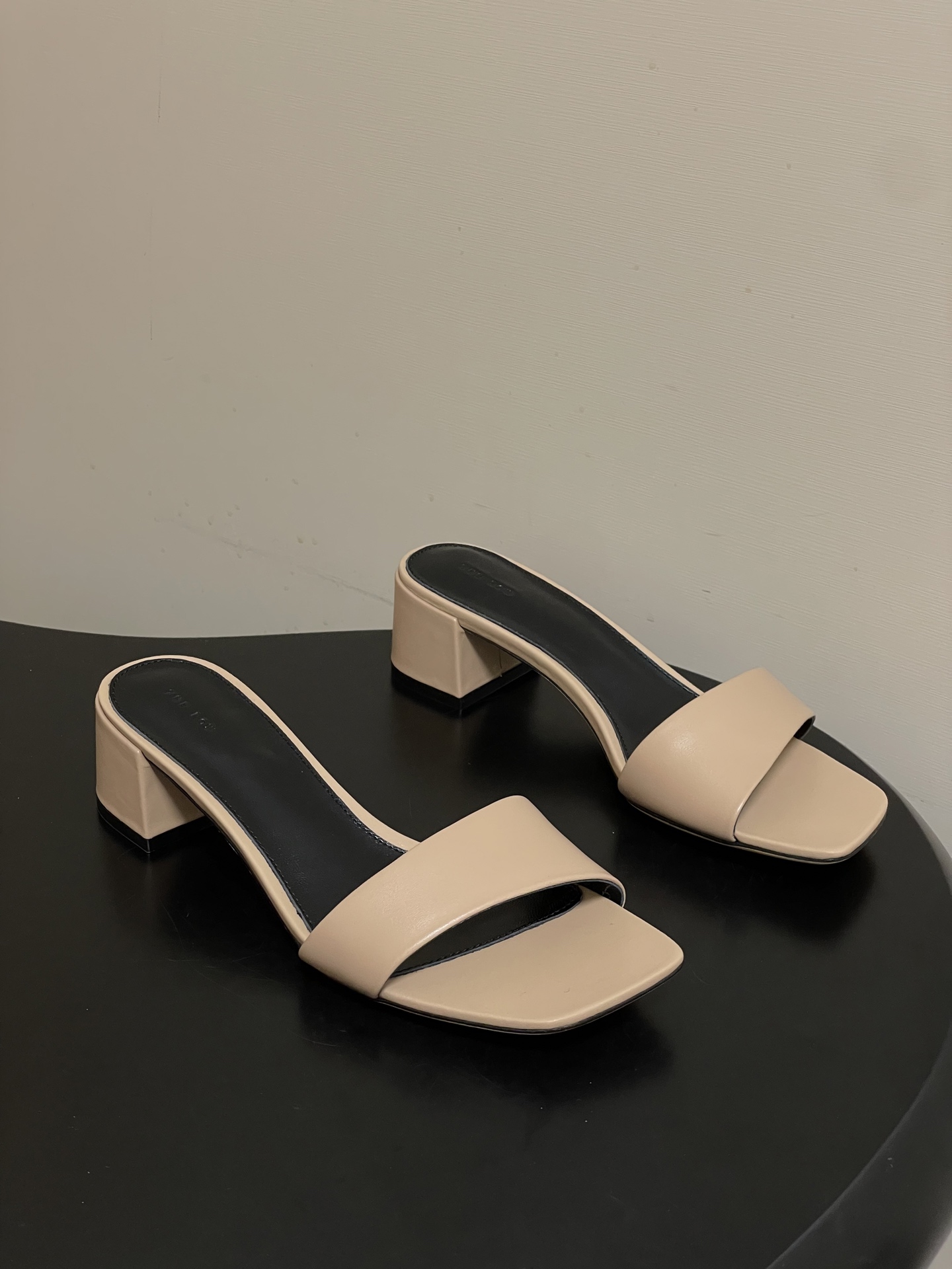 -THE ROW 26春夏新款TR简易方头一字带粗跟凉拖鞋第一眼看到这个鞋子就爱上了，带点复古味随性搭配