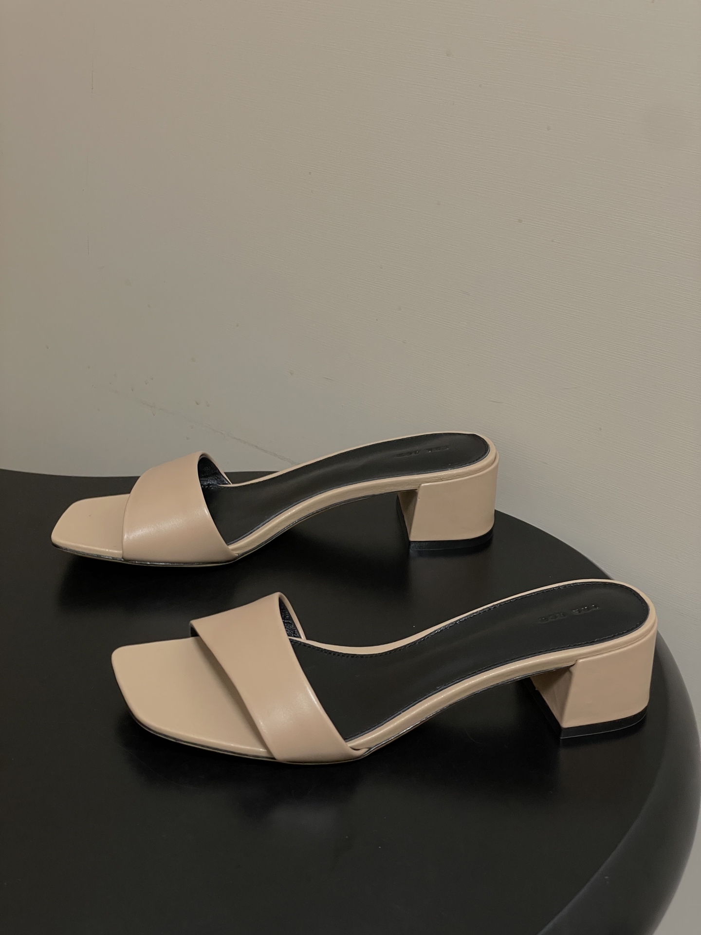 -THE ROW 26春夏新款TR简易方头一字带粗跟凉拖鞋第一眼看到这个鞋子就爱上了，带点复古味随性搭配