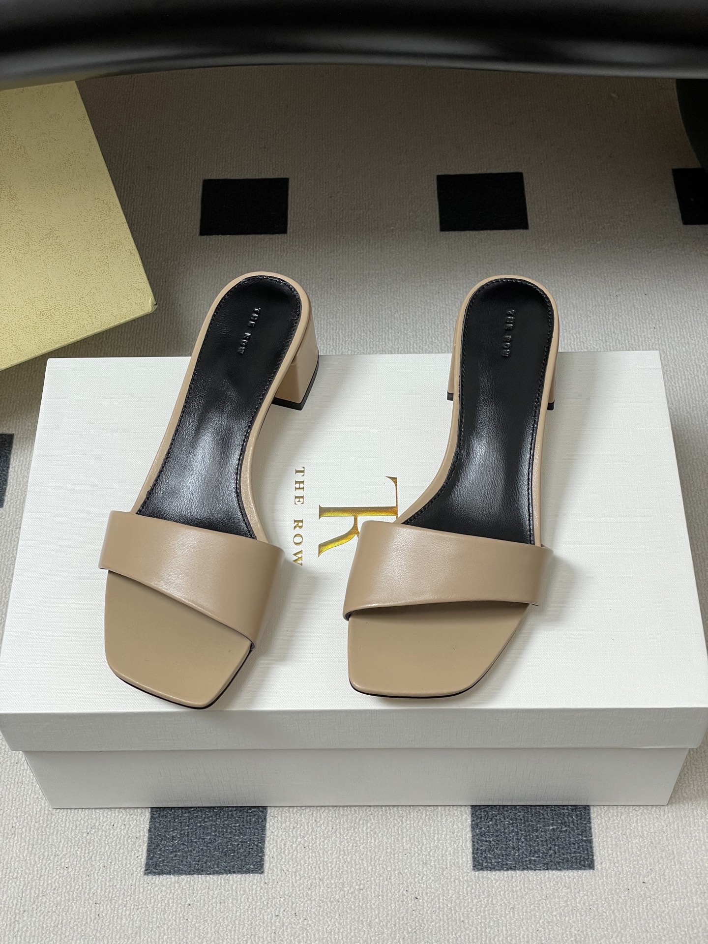 -THE ROW 26春夏新款TR简易方头一字带粗跟凉拖鞋第一眼看到这个鞋子就爱上了，带点复古味随性搭配