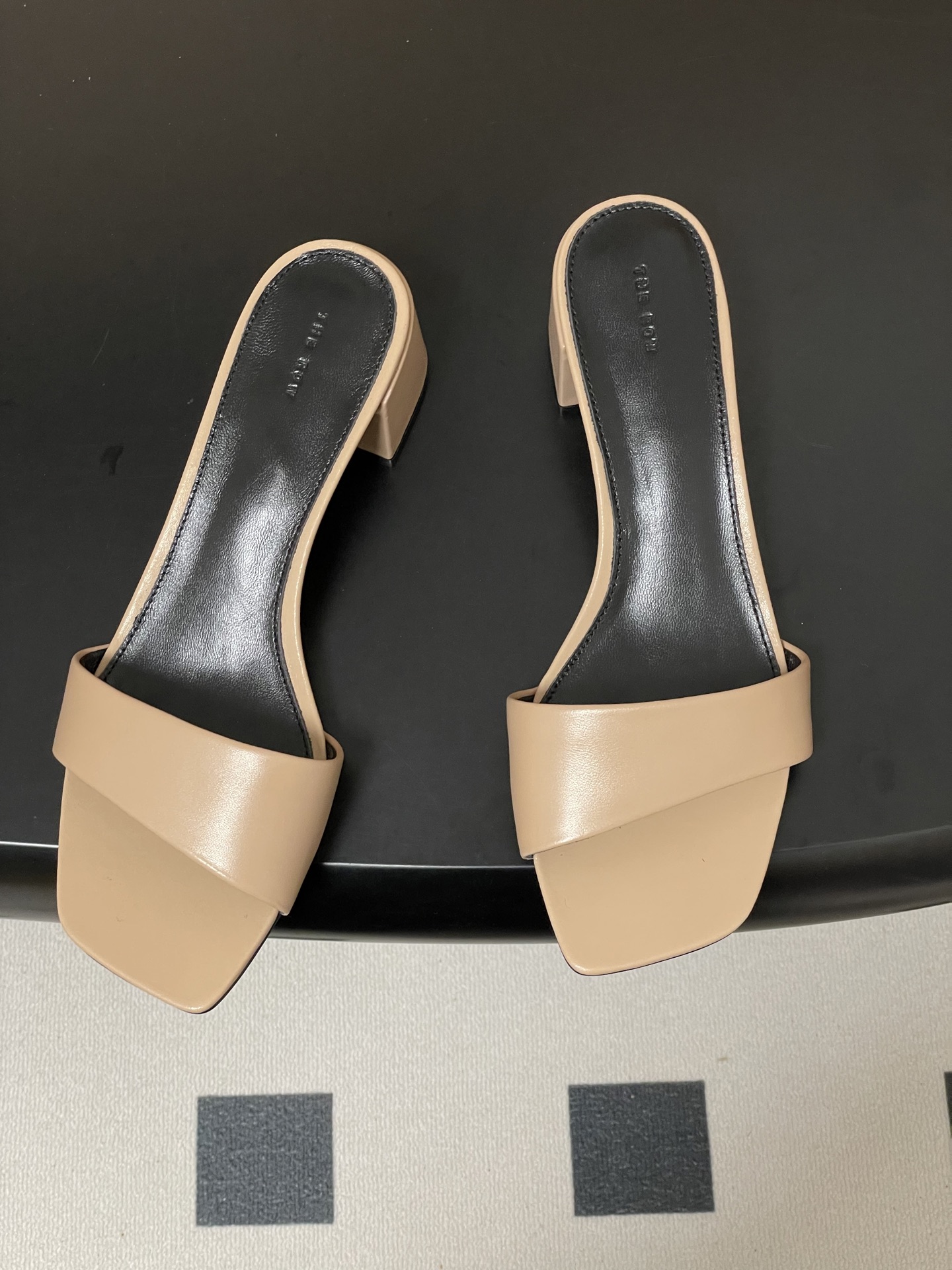 -THE ROW 26春夏新款TR简易方头一字带粗跟凉拖鞋第一眼看到这个鞋子就爱上了，带点复古味随性搭配