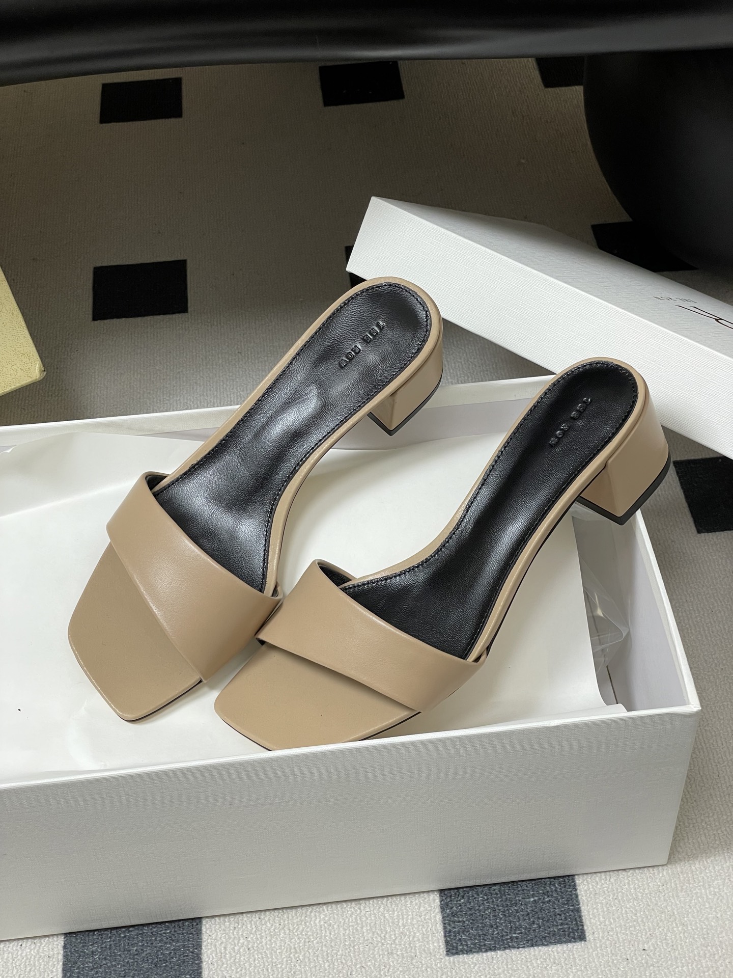 -THE ROW 26春夏新款TR简易方头一字带粗跟凉拖鞋第一眼看到这个鞋子就爱上了，带点复古味随性搭配