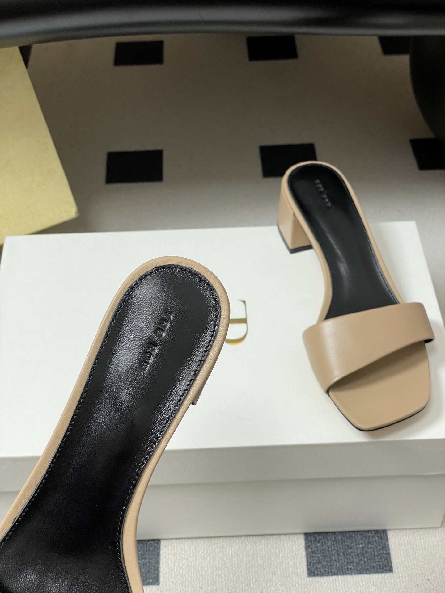 -THE ROW 26春夏新款TR简易方头一字带粗跟凉拖鞋第一眼看到这个鞋子就爱上了，带点复古味随性搭配