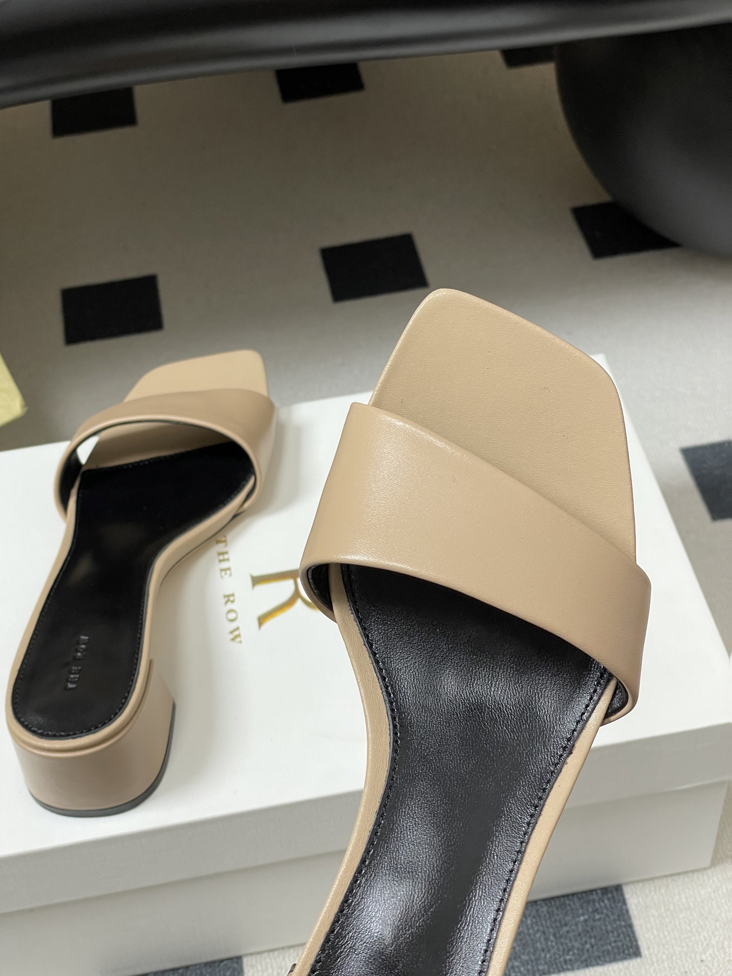 -THE ROW 26春夏新款TR简易方头一字带粗跟凉拖鞋第一眼看到这个鞋子就爱上了，带点复古味随性搭配