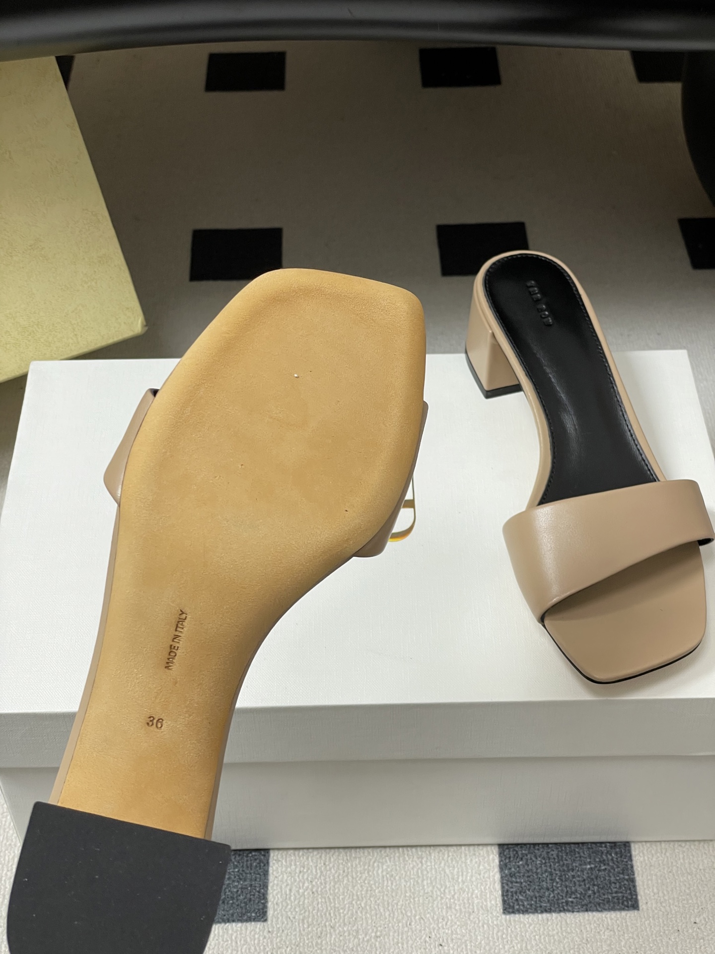 -THE ROW 26春夏新款TR简易方头一字带粗跟凉拖鞋第一眼看到这个鞋子就爱上了，带点复古味随性搭配