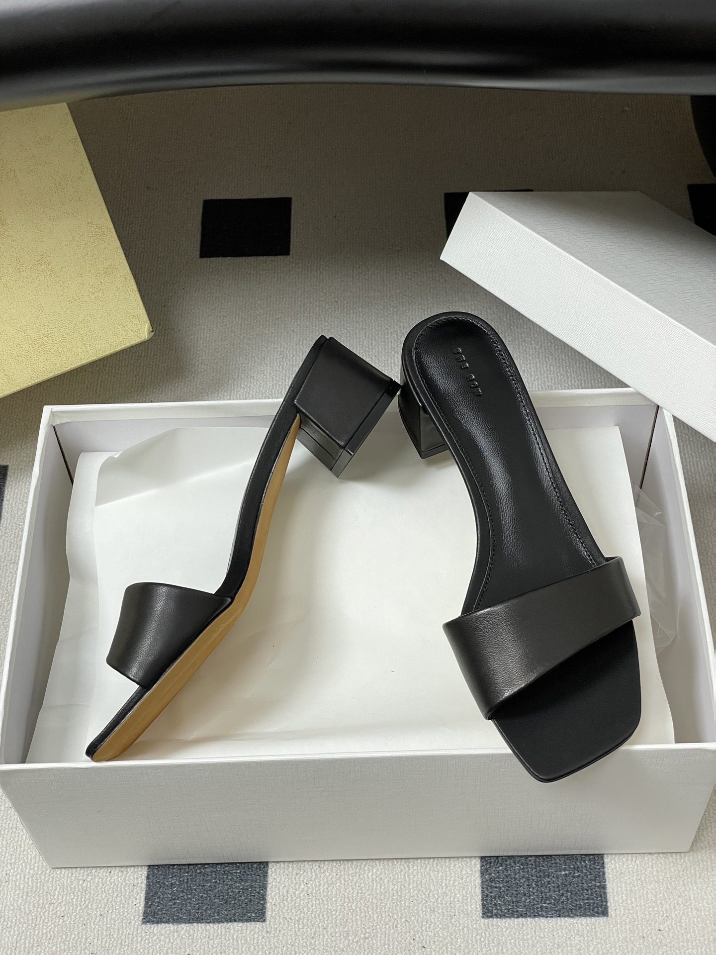 -THE ROW 26春夏新款TR简易方头一字带粗跟凉拖鞋第一眼看到这个鞋子就爱上了，带点复古味随性搭配