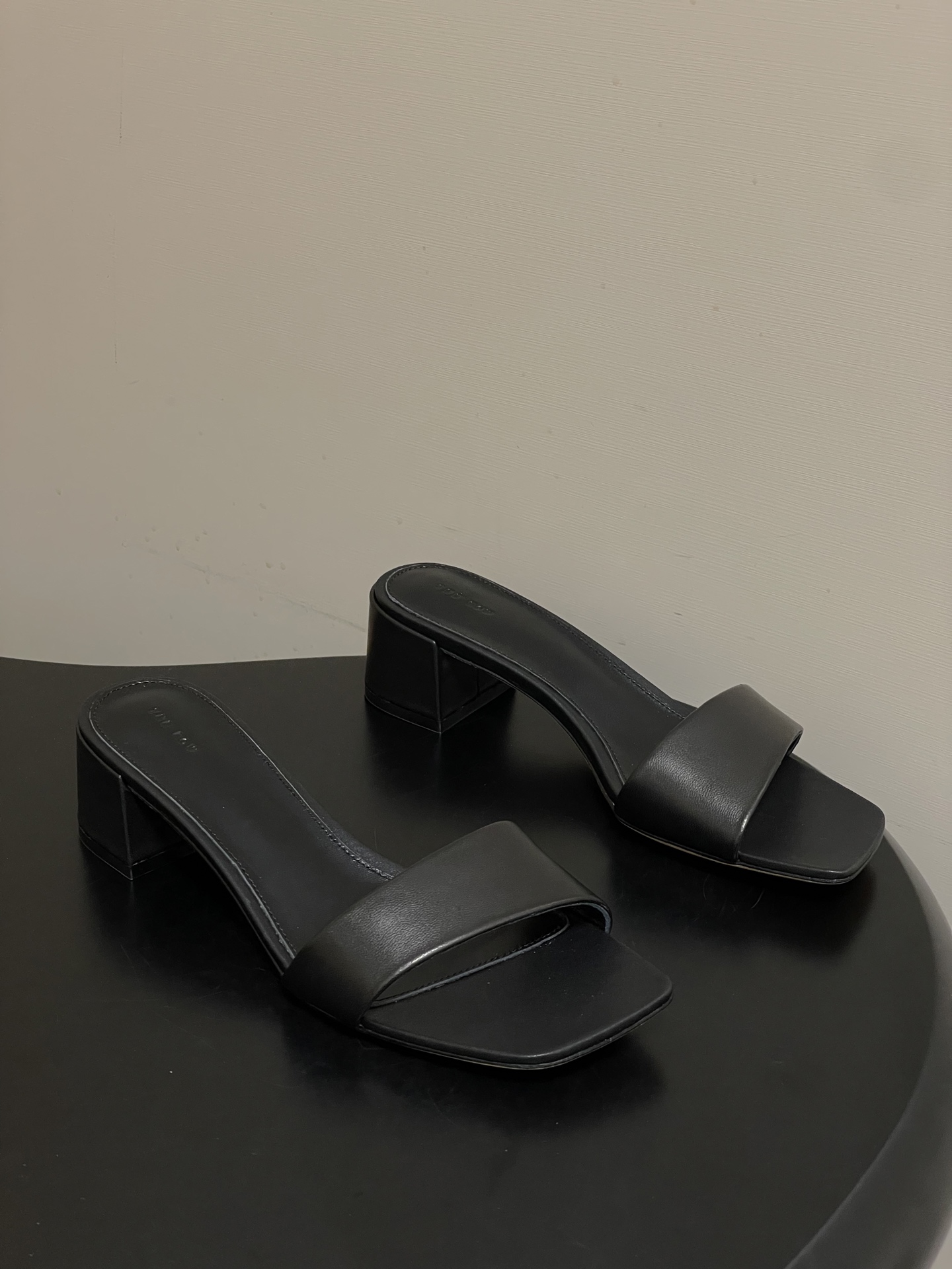 -THE ROW 26春夏新款TR简易方头一字带粗跟凉拖鞋第一眼看到这个鞋子就爱上了，带点复古味随性搭配