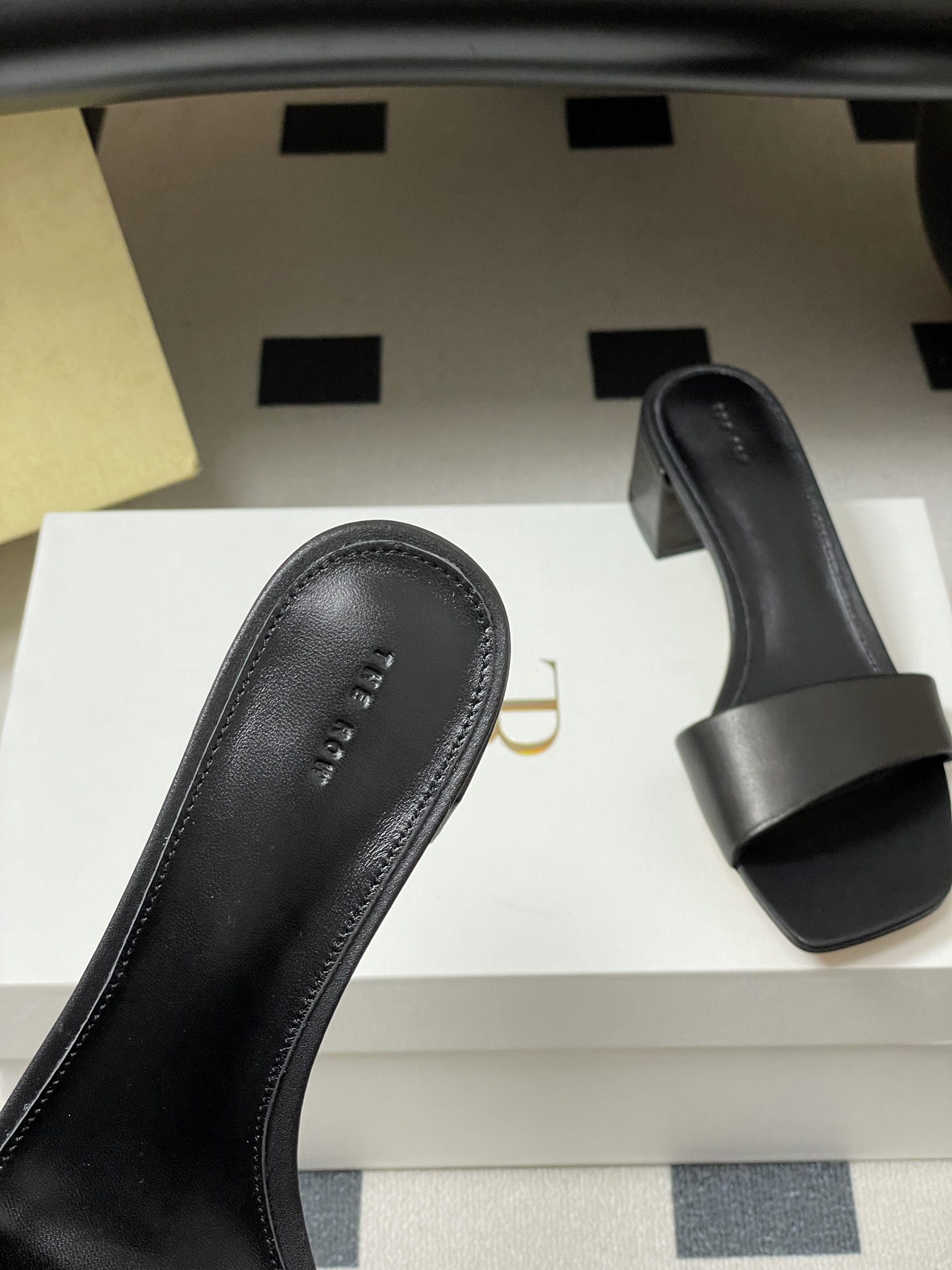 -THE ROW 26春夏新款TR简易方头一字带粗跟凉拖鞋第一眼看到这个鞋子就爱上了，带点复古味随性搭配