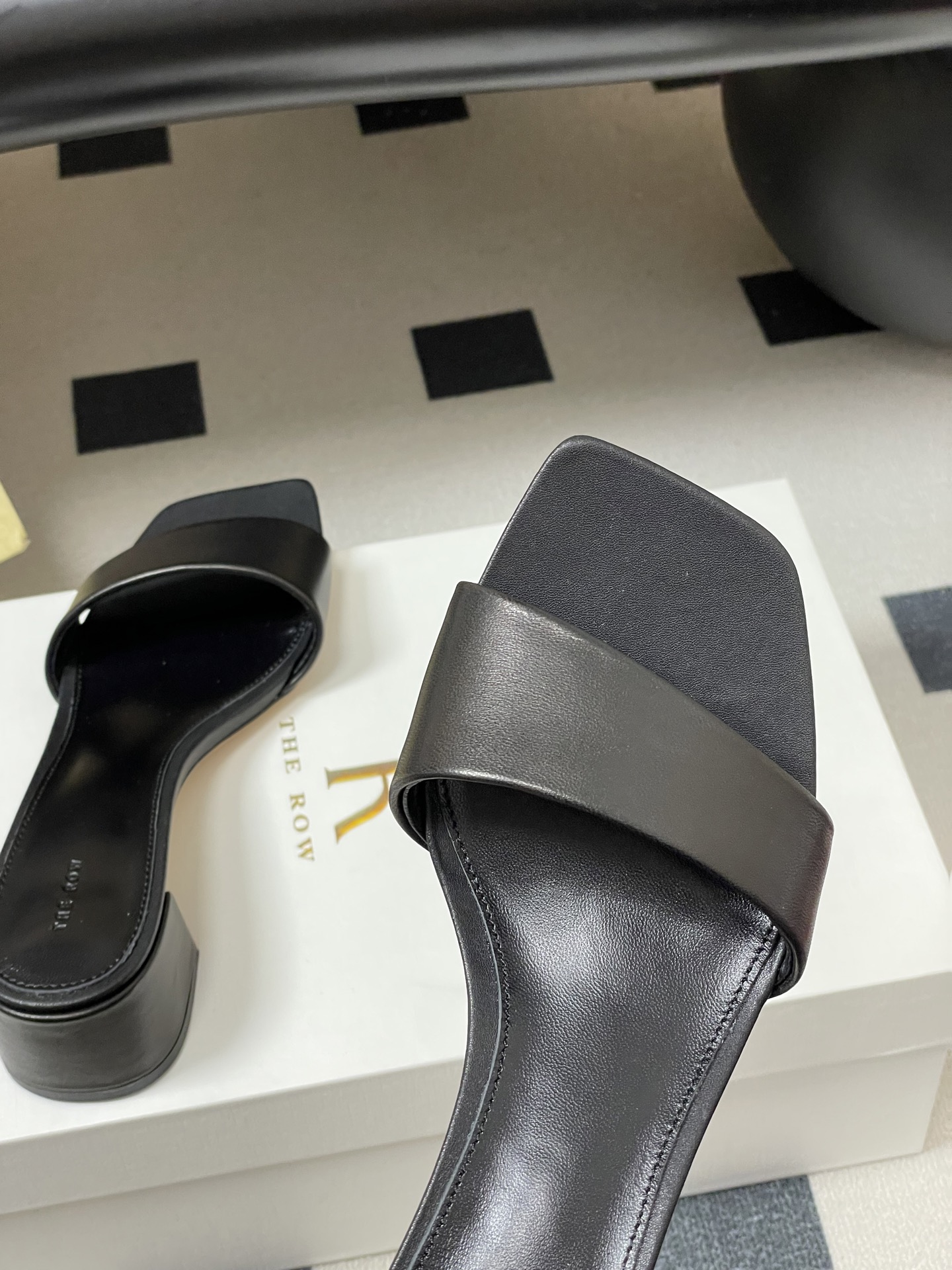 -THE ROW 26春夏新款TR简易方头一字带粗跟凉拖鞋第一眼看到这个鞋子就爱上了，带点复古味随性搭配