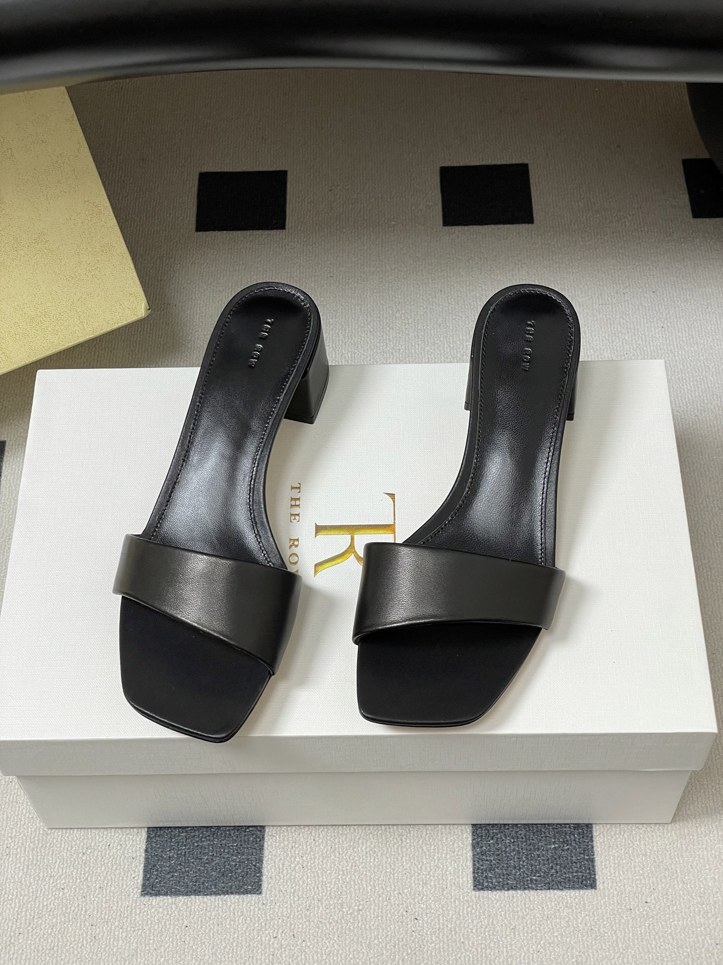 -THE ROW 26春夏新款TR简易方头一字带粗跟凉拖鞋第一眼看到这个鞋子就爱上了，带点复古味随性搭配